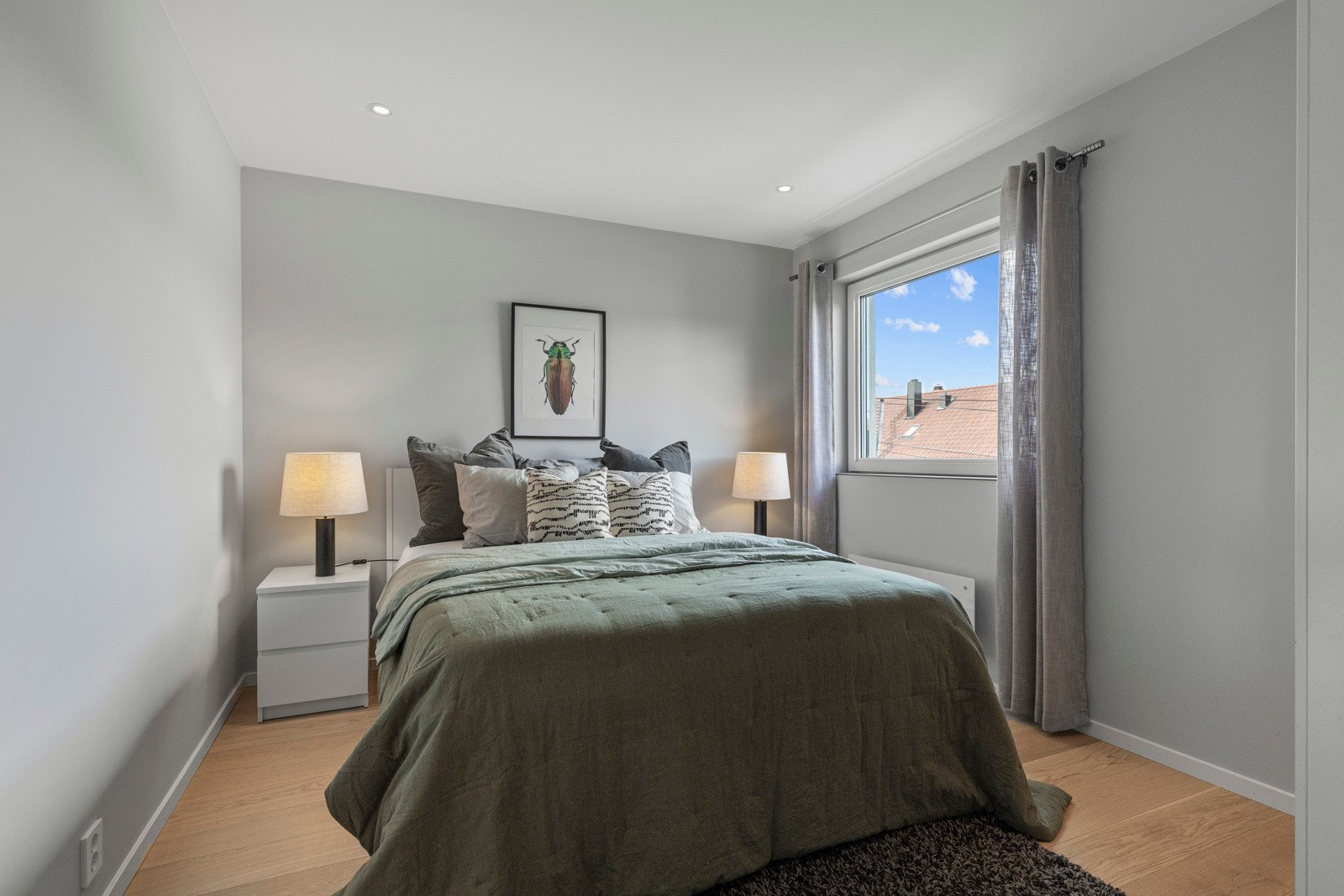 Soverom 2. Soverommet har et medfølgende garderobeskap. Galleribilde