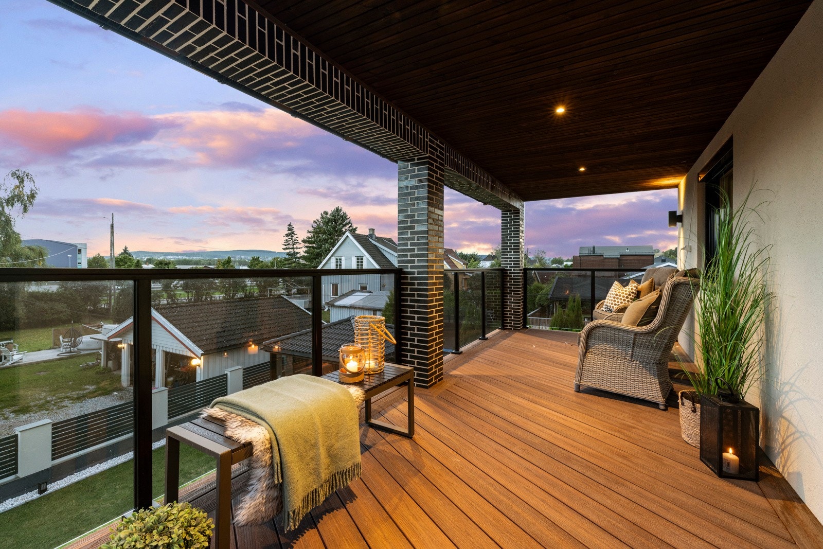 Fra stuen i 2. etasje er det utgang til denne balkongen. Balkongen er på ca. 16 kvm, og ligger vendt mot syd. Galleribilde