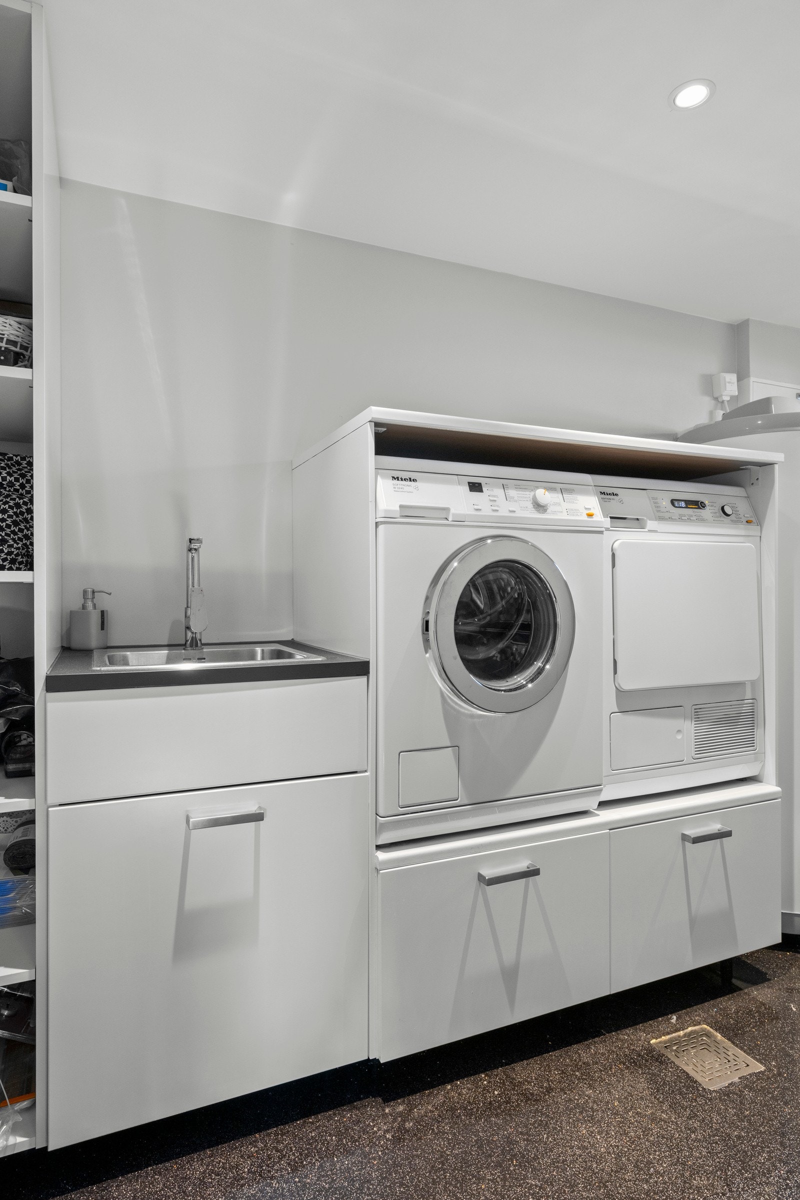 I kjelleren er det et praktisk vaskerom. Galleribilde
