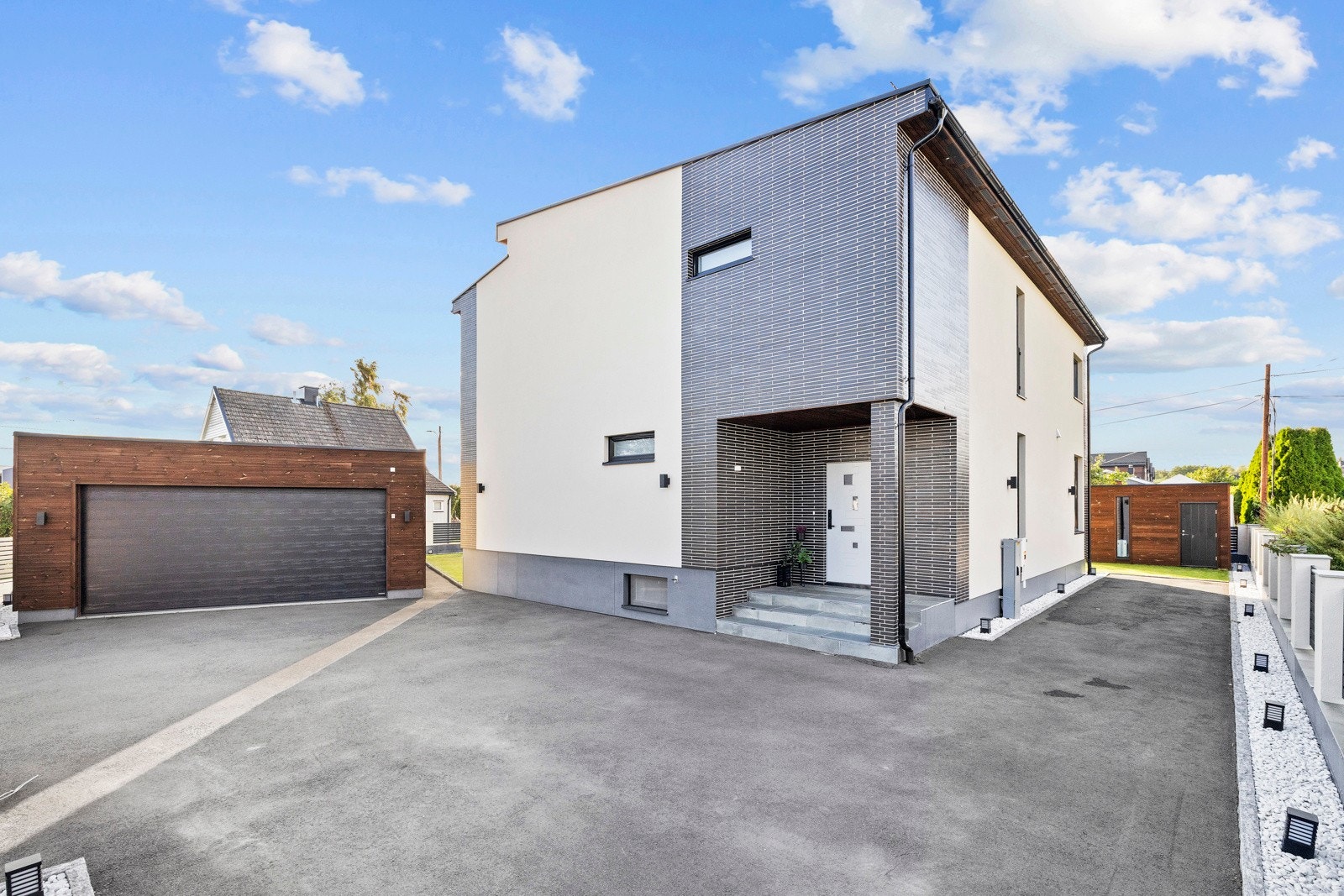 Fasade/gårdsplass. Galleribilde