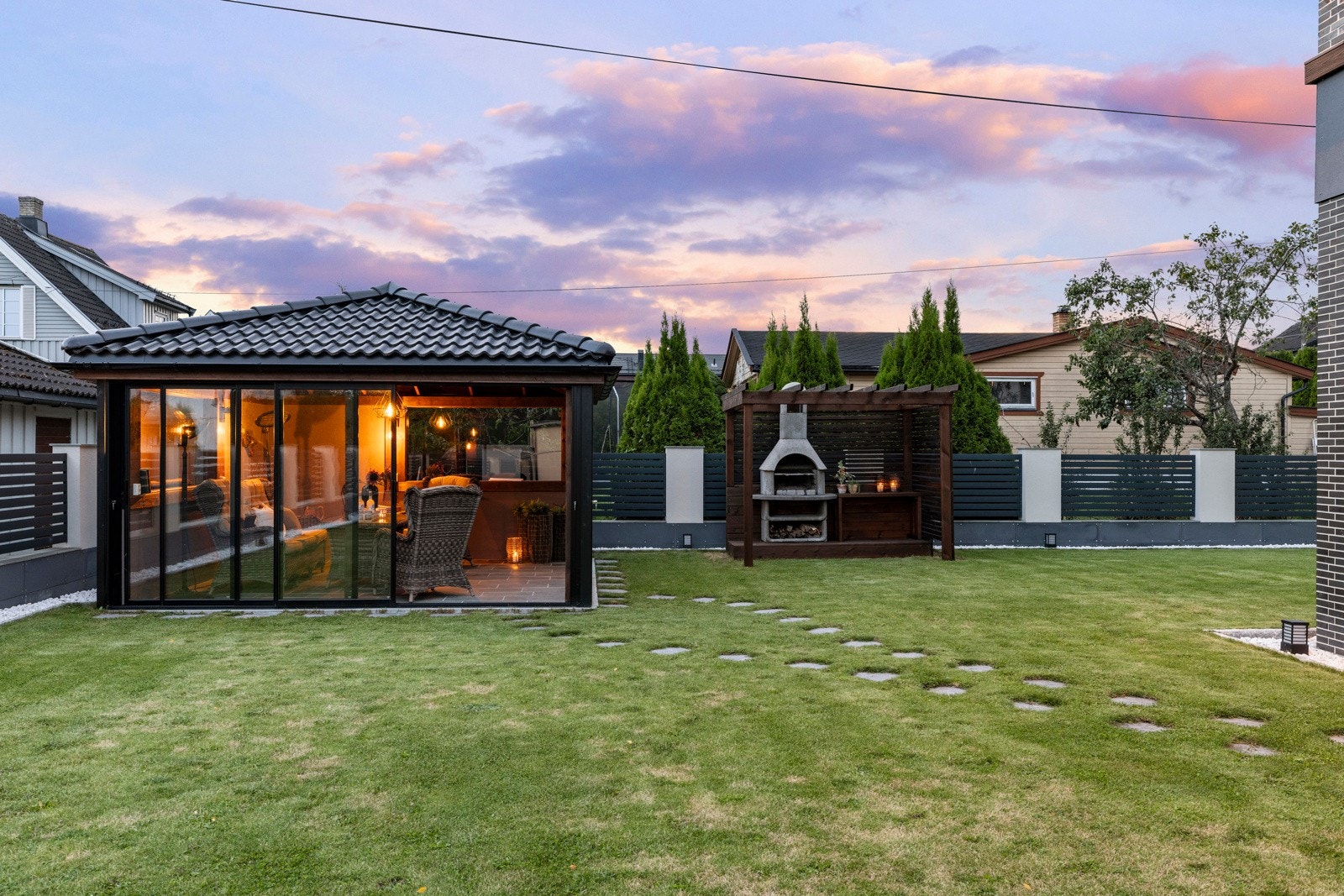 I hagen har man et anneks med glassdører. Har kan sene sommerkvelder nytes til det fulle. Galleribilde