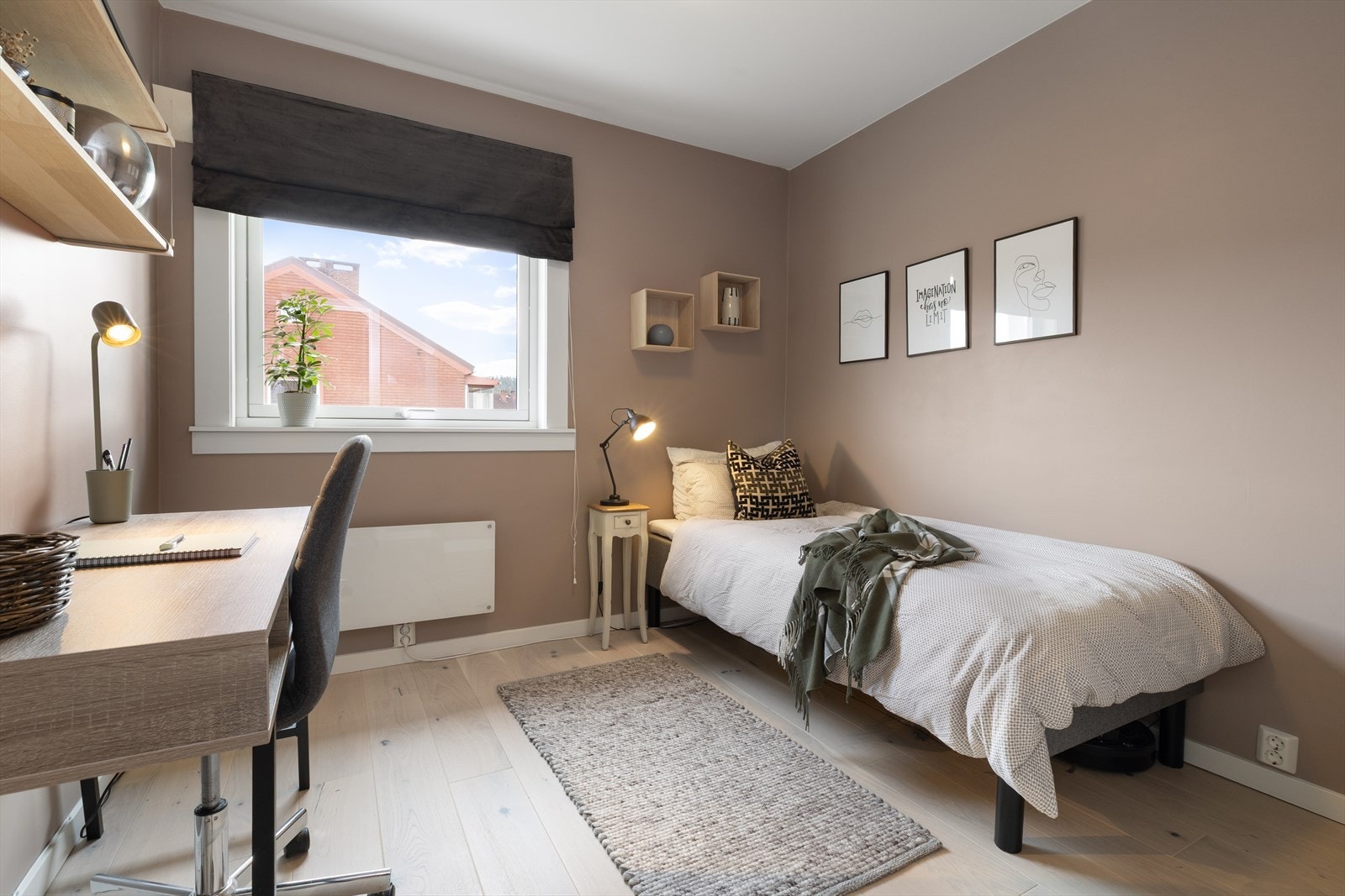 Flott, lyst soverom med stort vindu som slipper inn naturlig lys, perfekt for studier og avslapning. Galleribilde