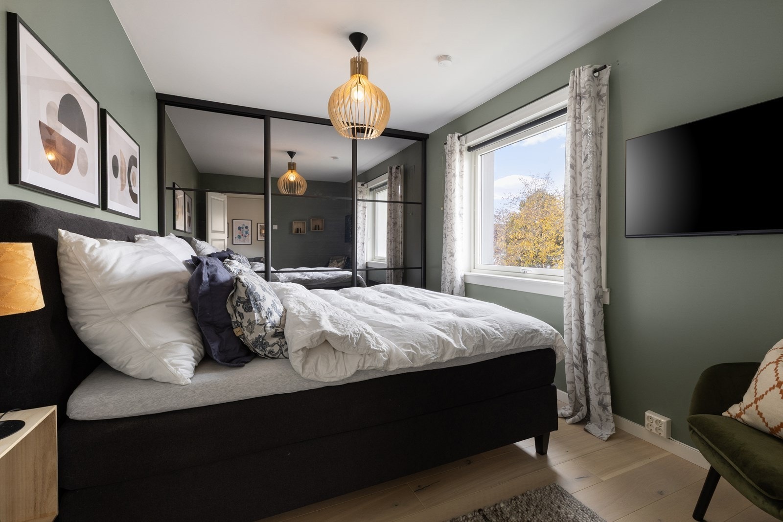 Lekkerte soverom med romslig garderobeskap. Perfekt for avslapning og hvile. Galleribilde