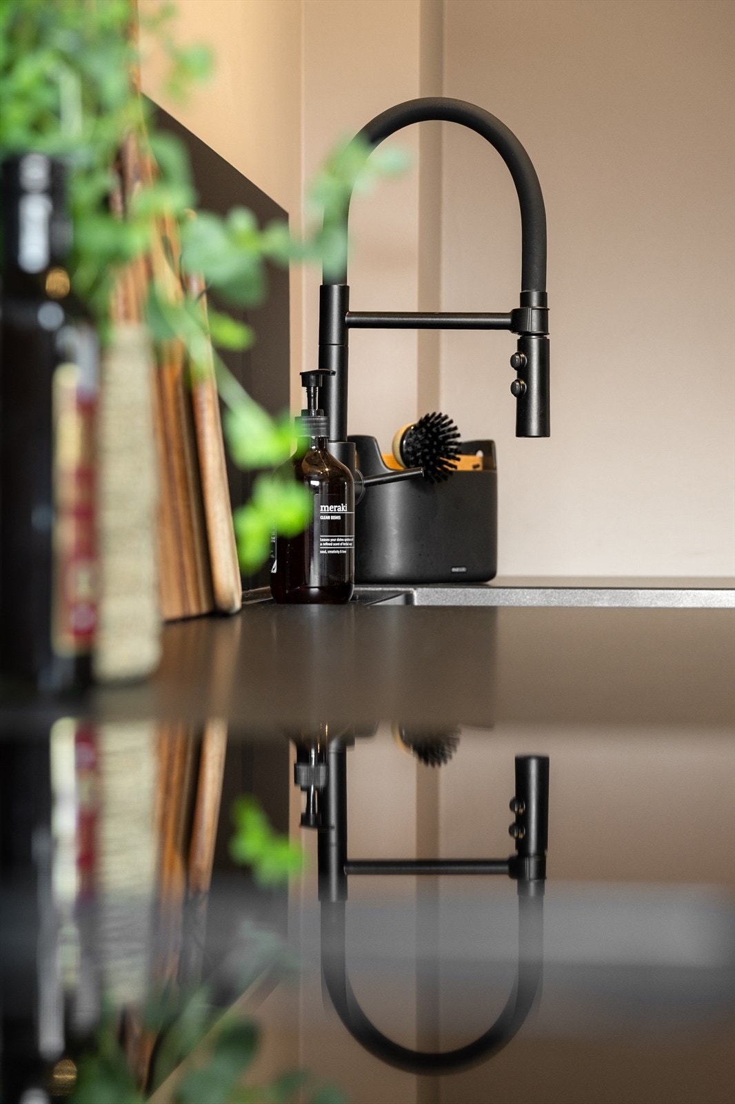 Lekker, matt benkeplate i sort utførelse gir en fin kontrast til innredningen og veggenes farge Galleribilde