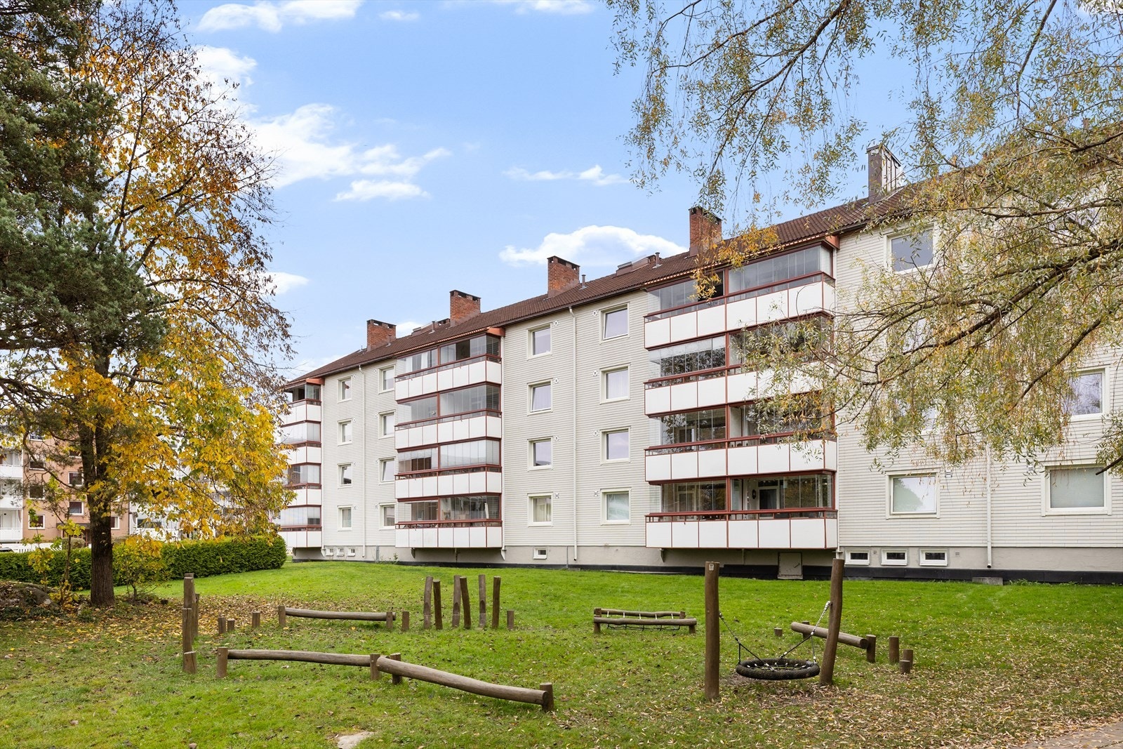 Borettslaget har en stor og flott tomt med lekearealer, sittegrupper, parkeringsplasser og store rekreasjonsarealer Galleribilde