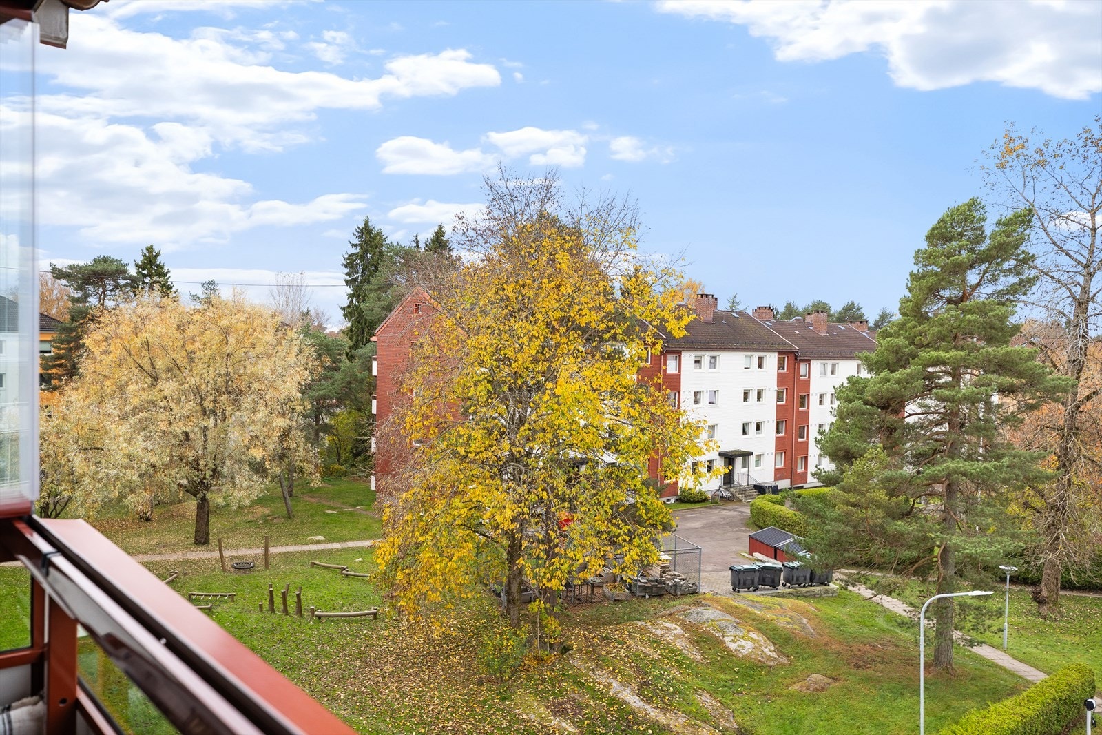 Fin utsikt over borettslagets frodige grøntområde. Galleribilde