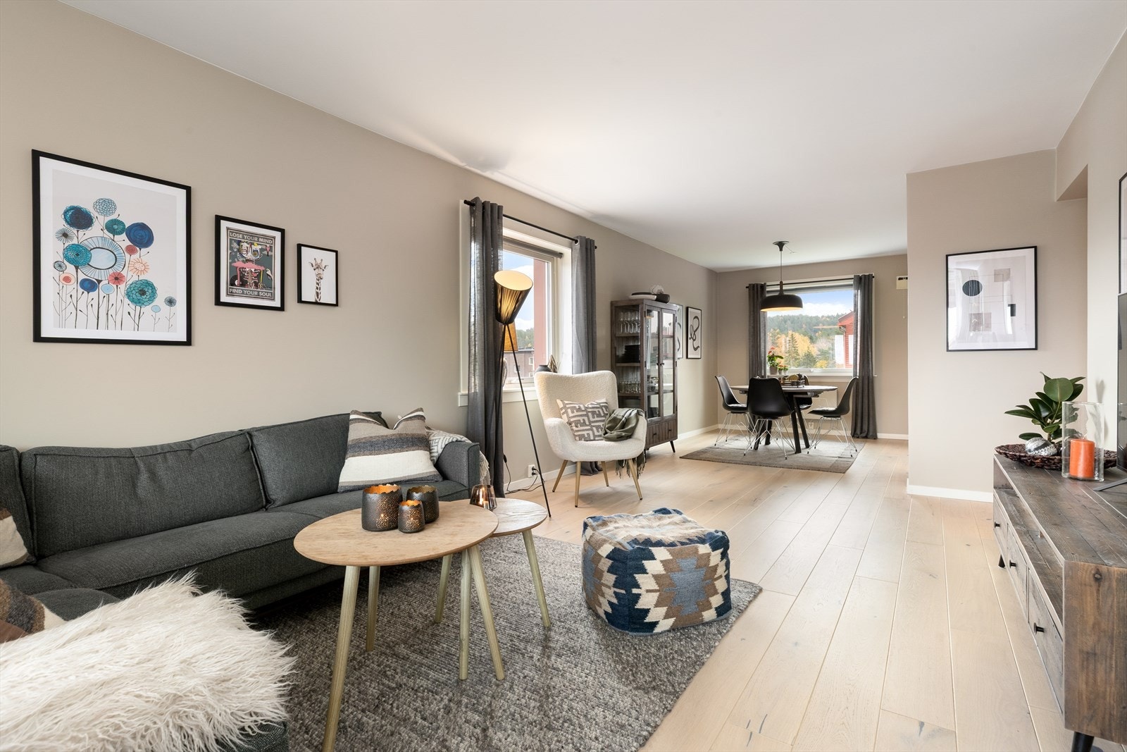 Stuen har svært god størrelse med en naturlig inndeling til sofadel og spisestuedel. Legg merke til vinduet på gavlveggen som gir leiligheten ekstra lysinnslipp. Galleribilde