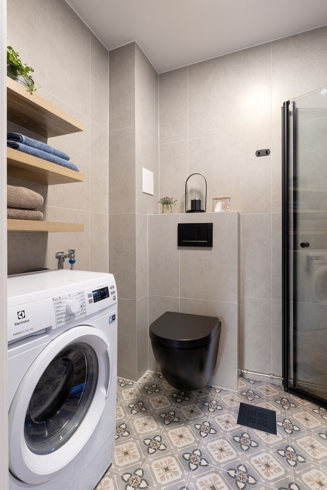 Baderommet er svært effektivt utnyttet og har også opplegg og plass til vaskemaskin Galleribilde