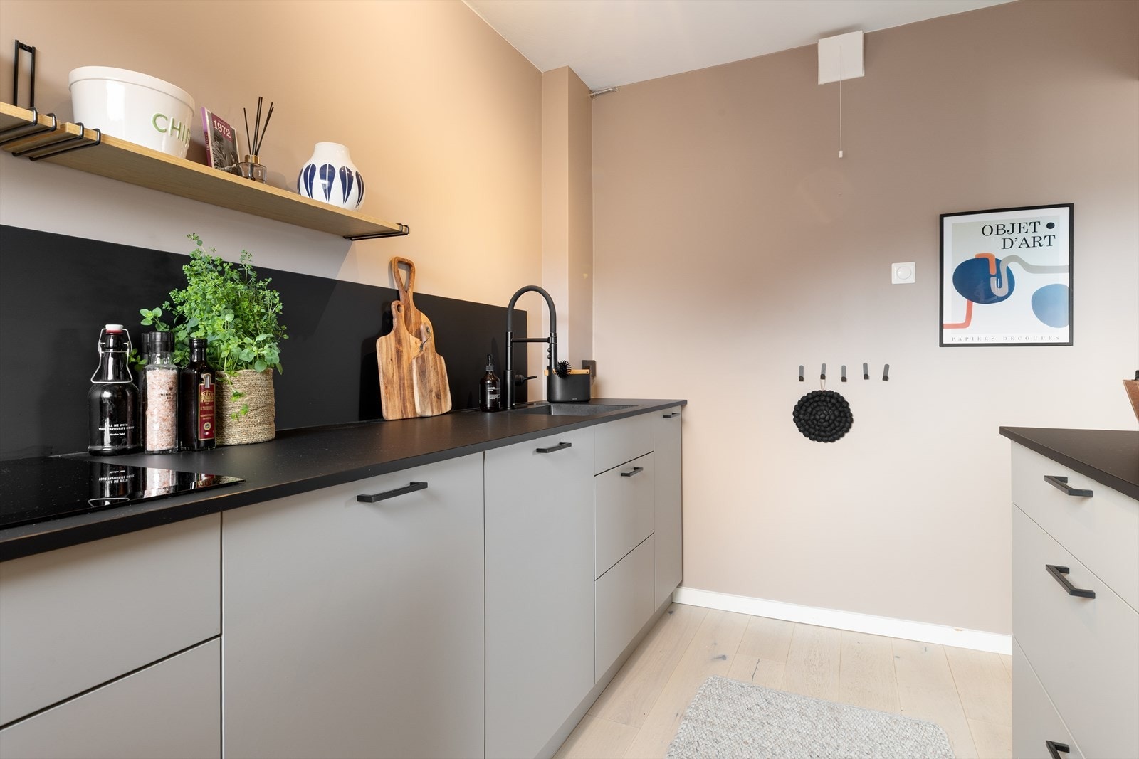 Moderne kjøkken med stilren design og funksjonelle løsninger. Galleribilde