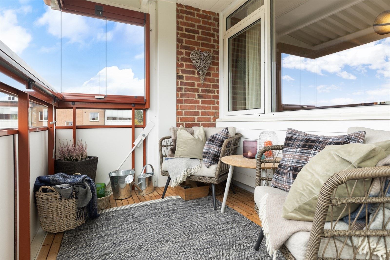 Lys og innbydende balkong med hyggelig utsyn til nærområdet. Perfekt for avslapning og hygge. Galleribilde