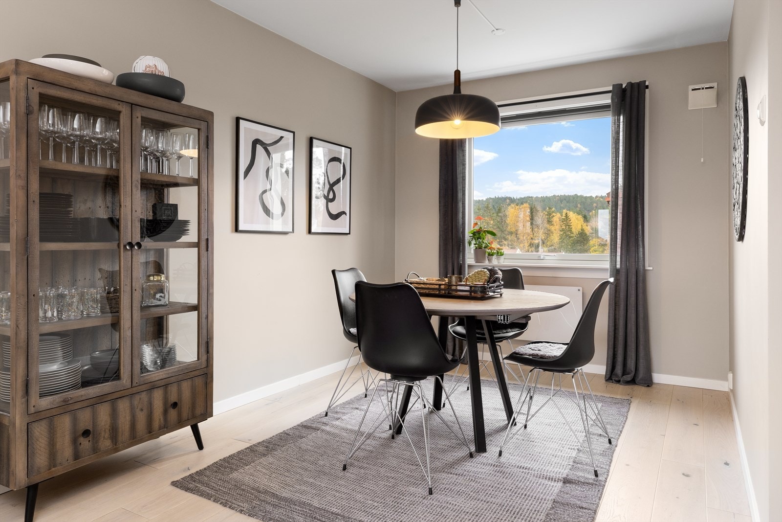 Lyst og innbydende spisestueområde med stort vindu. Fra denne delen har man fin utsikt mot den naturskjønne Østmarka. Perfekt for koselige måltider. Galleribilde