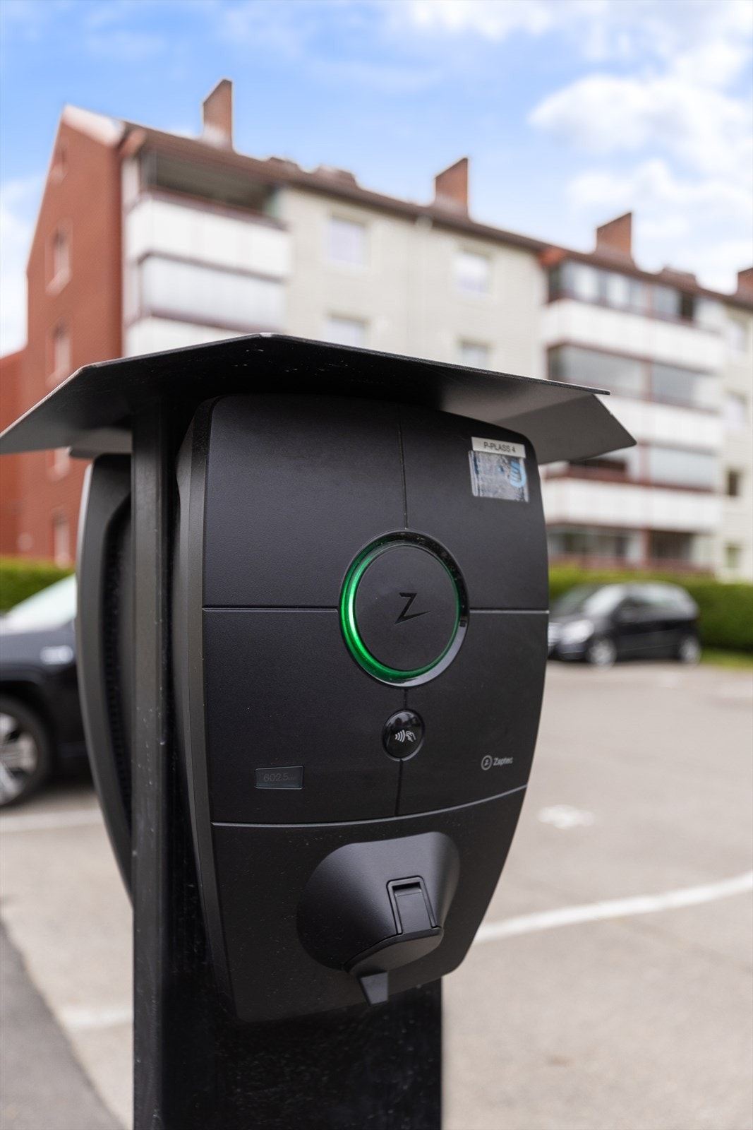 Borettslaget har 74 parkeringsplasser som tildeles av styret etter søknad, dersom det er ledige plasser. Flere av plassene har ladestasjon for elbil. Kostnad for plass, og ev. ladeforbruk vil påløpe Galleribilde