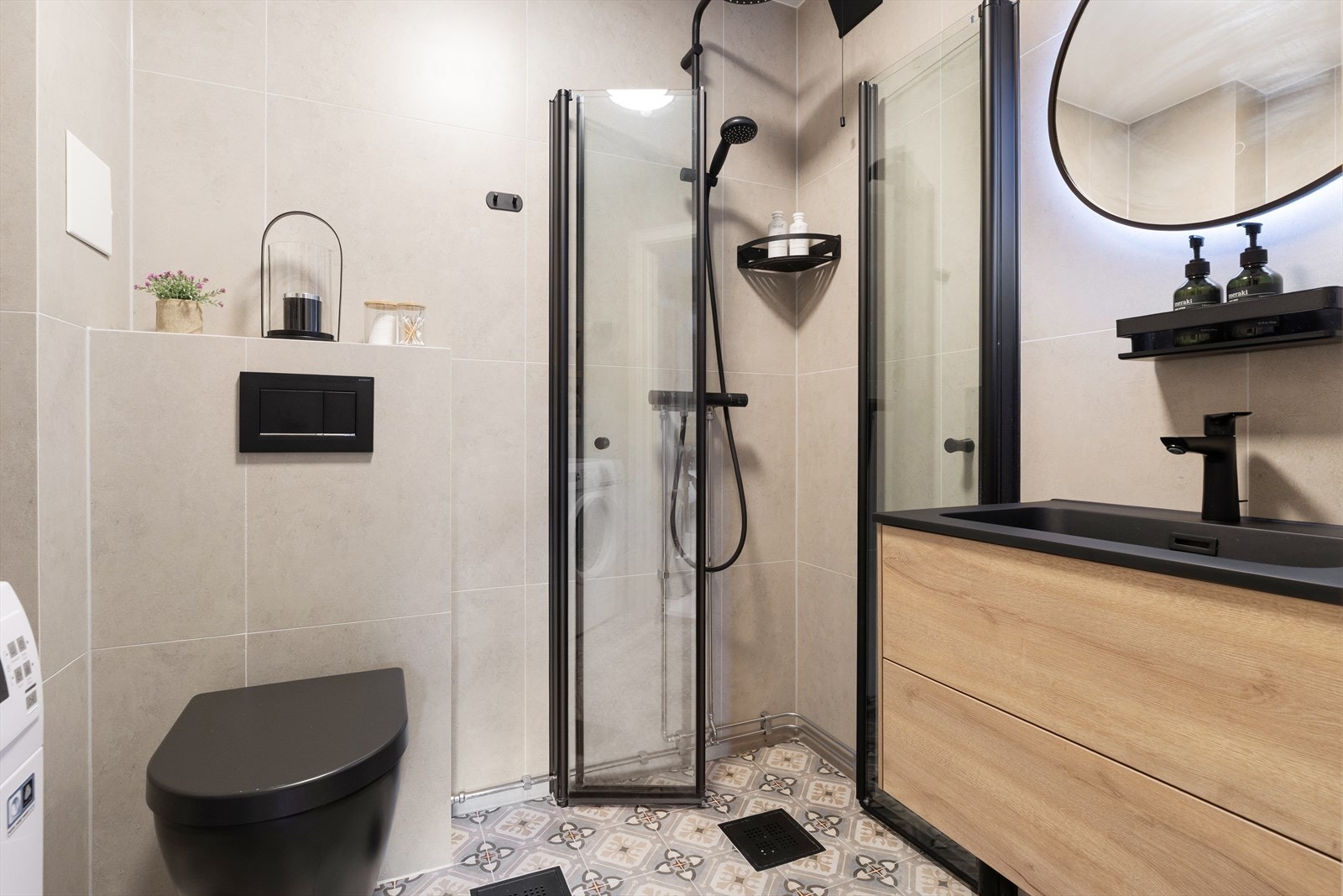 Moderne bad med stilrent design, dusjkabinett og svarte detaljer. Badet ble rehabilitert av borettslaget i 2008, oppgradert i 2023) Galleribilde