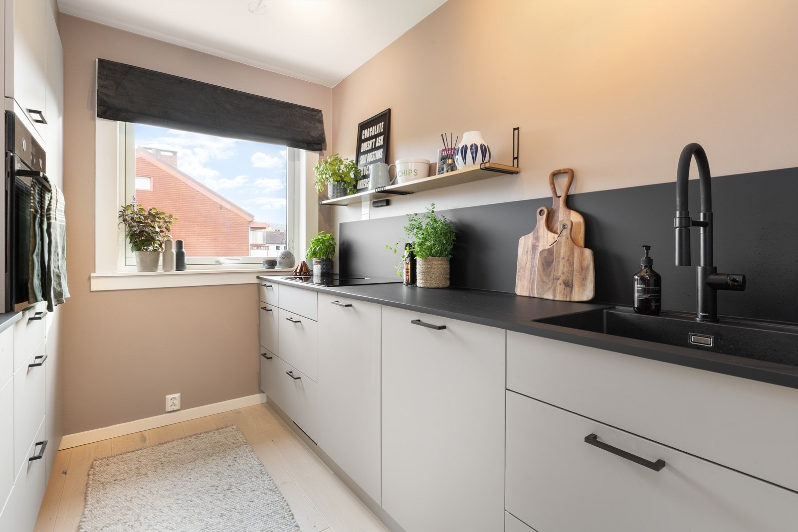 Kjøkkenet var nytt i 2023 og har flotte, moderne hvitevarer integrert i innredningen Galleribilde