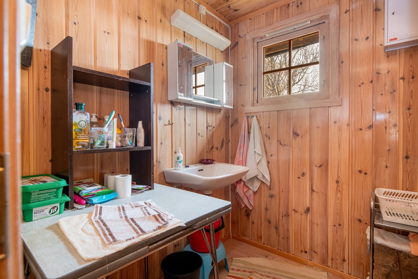 Bod/enkelt hygienerom med speilskap på vegg. Galleribilde