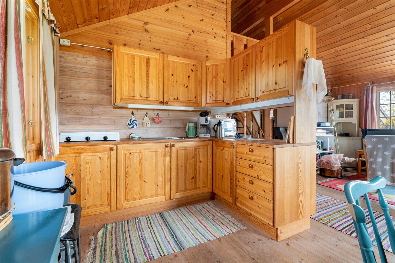 Kjøkkenet har innredning med profilerte, heltre fronter og heltre benkeplate. Galleribilde