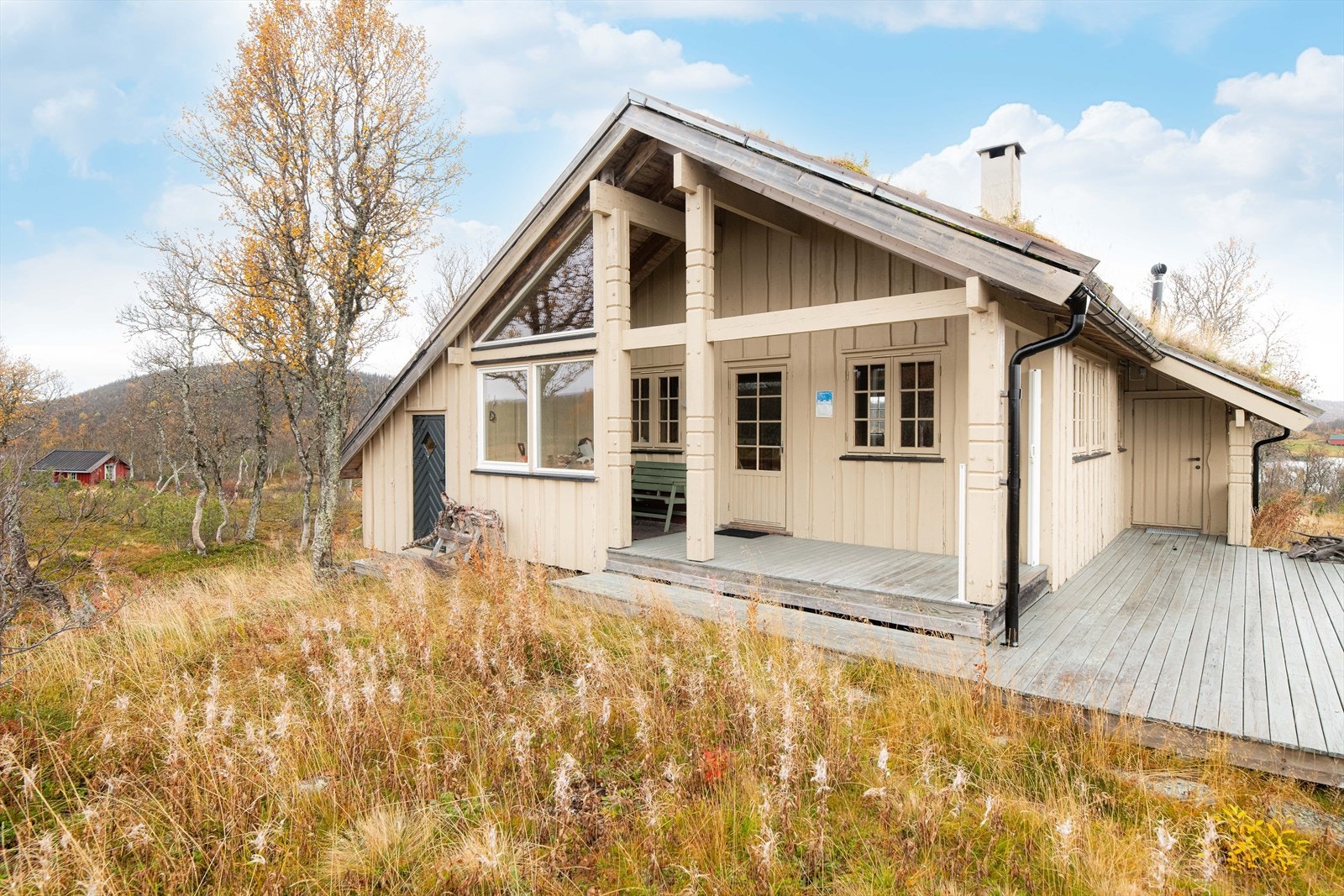 Kråmvikvegen 1186 har flotte uteplasser med gode solforhold. Galleribilde