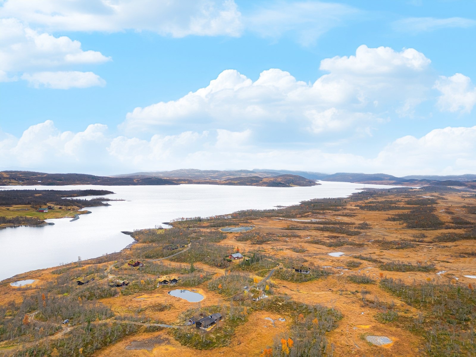 Hyttas beliggenhet gir deg en ypperlig mulighet til å oppleve flott turterreng for alle, fra endeløse myrer til høye fjelltopper. Hytta ligger like ved Møsvatn! Galleribilde