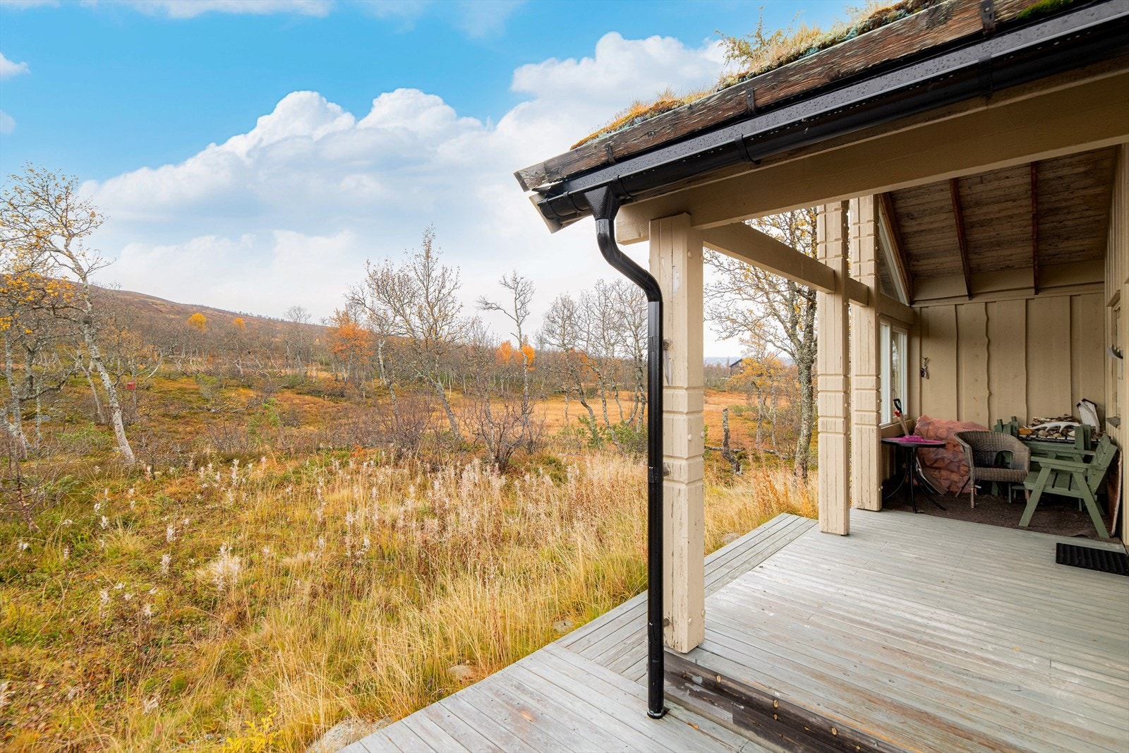 Terrassen har god plass for utemøbler og grill Galleribilde