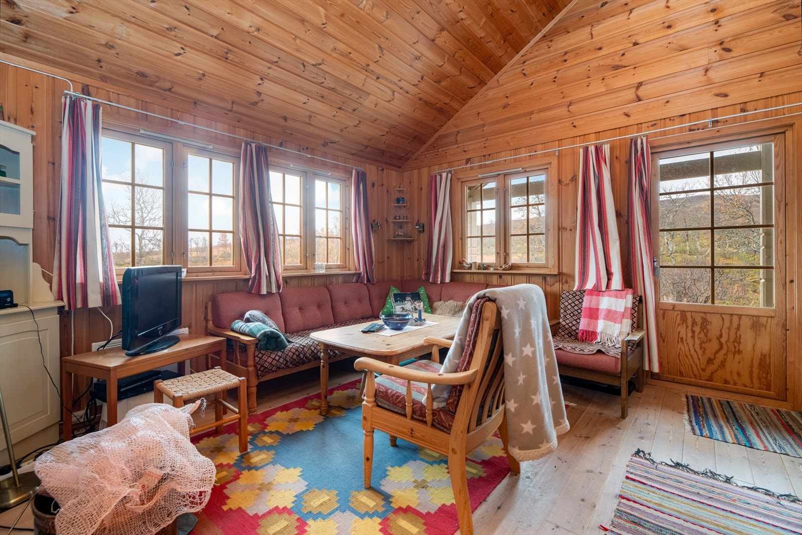 Stuen ligger i åpen løsning mot kjøkkenet, og det er gode vindusflater som gir rommet rikelig med naturlig lys. Galleribilde