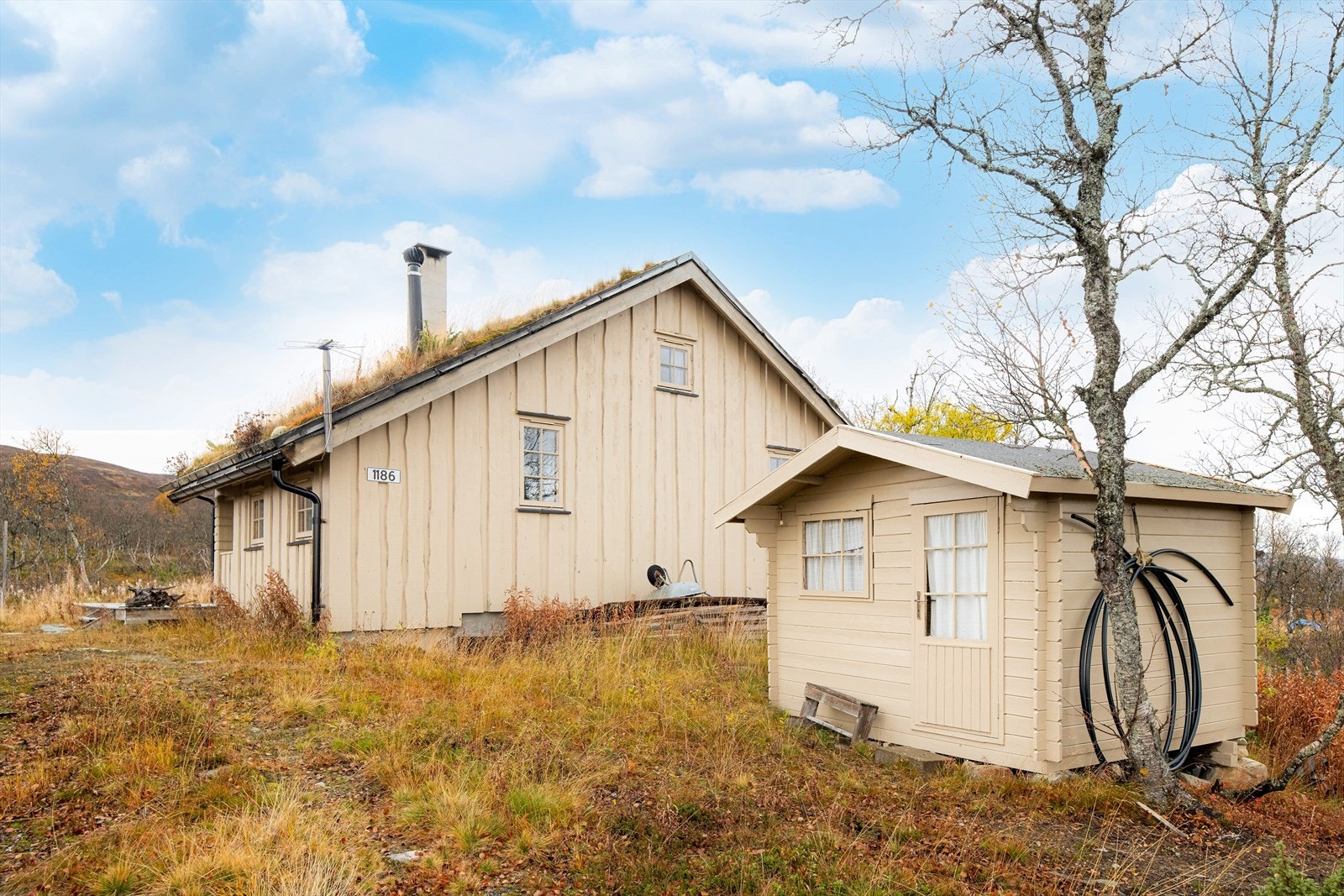Det er også oppført utedo og bod fra 2010 på eiendommen. Bod, utedo og tilbygget utebod er oppført uten at eventuell nødvendig godkjennelse er gitt av kommunen. Galleribilde