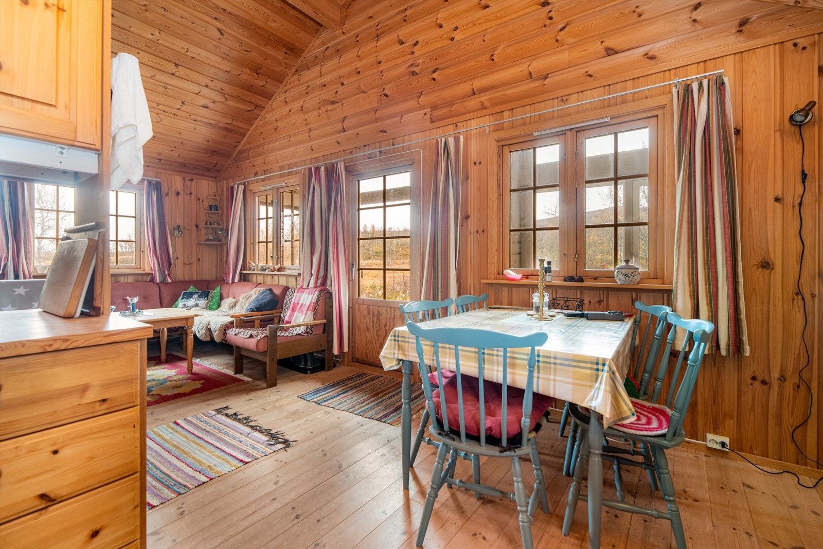 Fra stuen er det utgang til delvis overbygget terrasse. Galleribilde