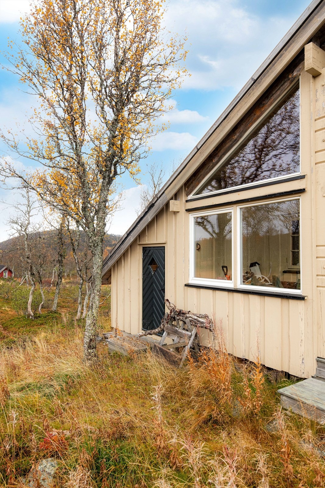 Det er tilbygget en praktisk utebod som har videre adkomst til stuen. Galleribilde