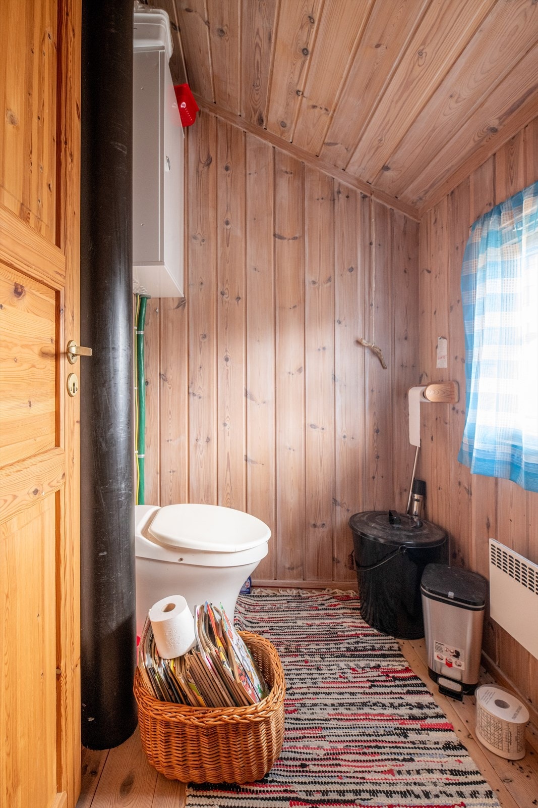 Toalettrom med biologisk toalett. Galleribilde