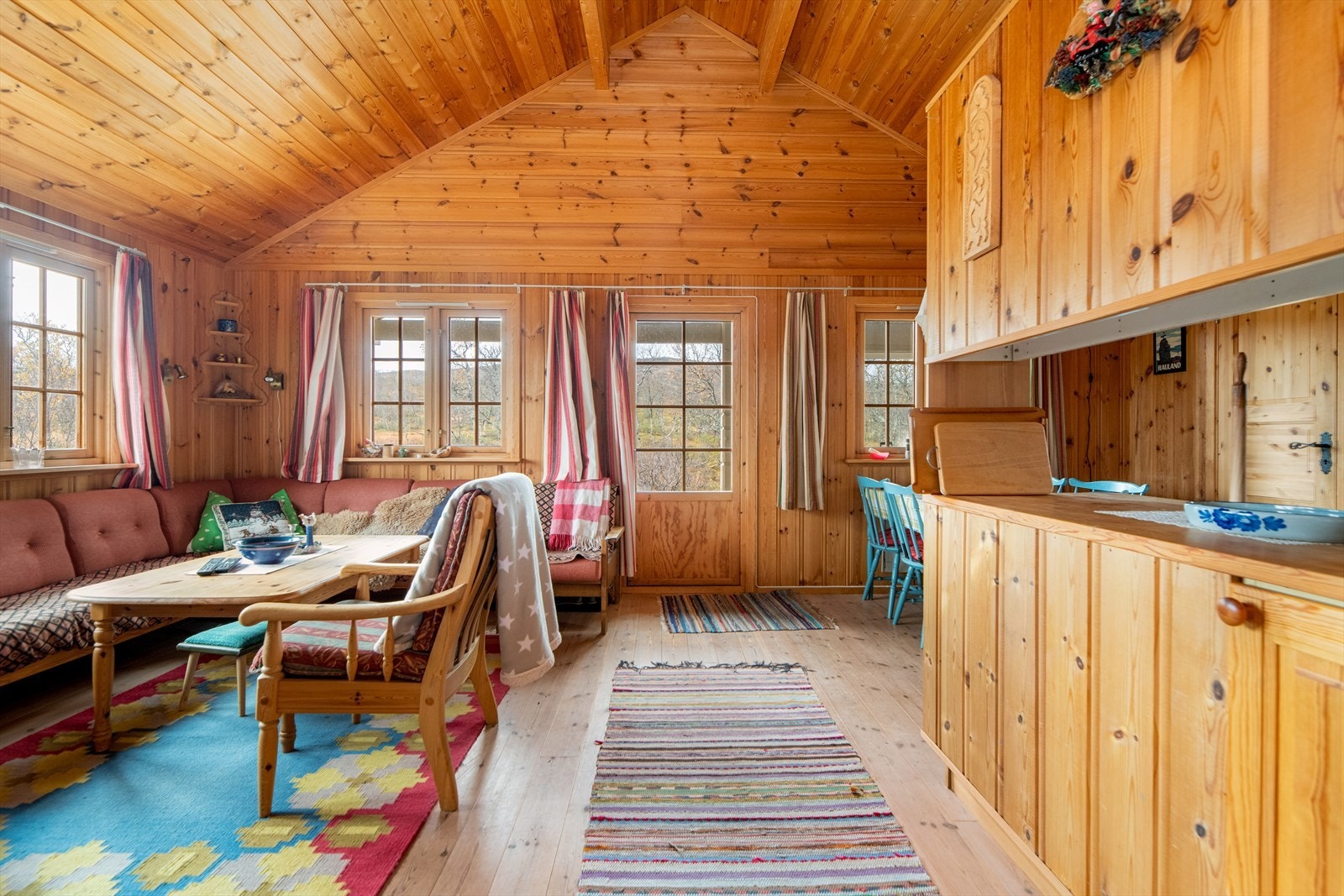 Hytta har en lys og trivelig stue med plass til både sofa og spisebord. Galleribilde