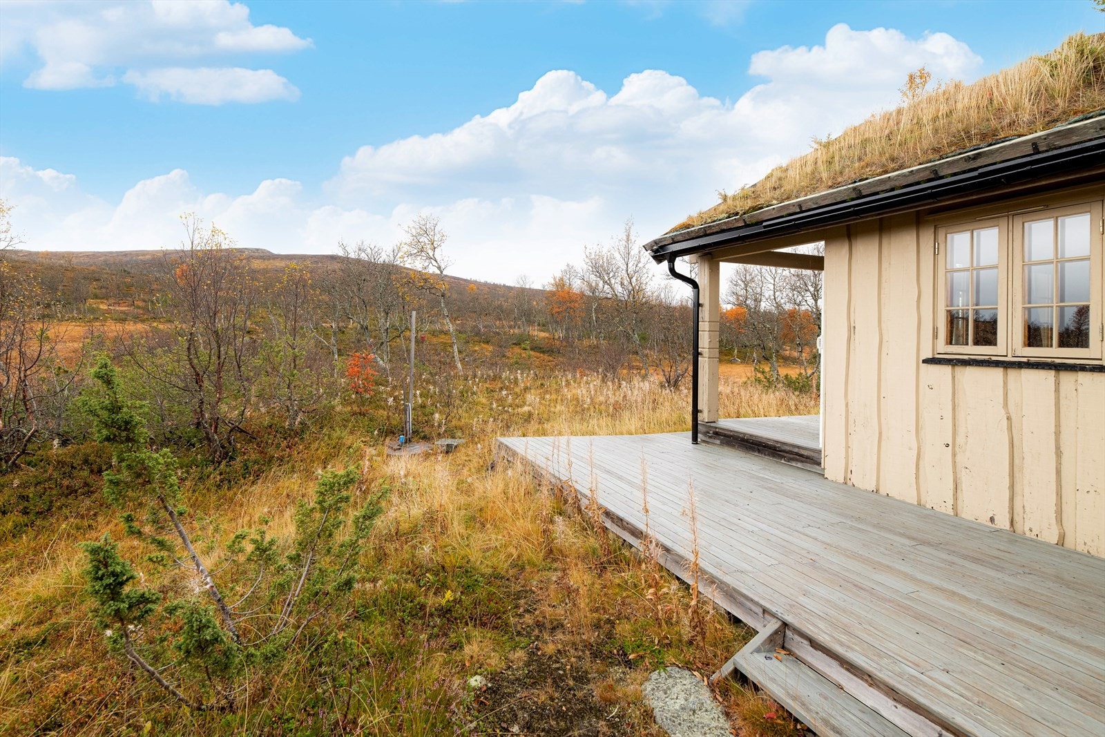 Hytta har terrasse også ved inngangspartiet, hvor det er god plass for utemøbler. Galleribilde