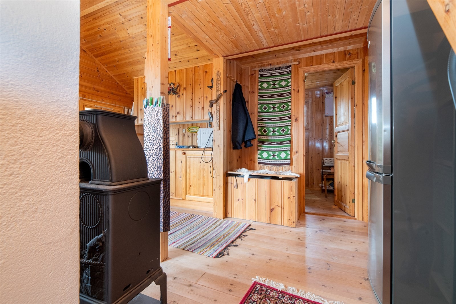 I stuen er det montert vedovn for lun varme på kaldere dager. Galleribilde