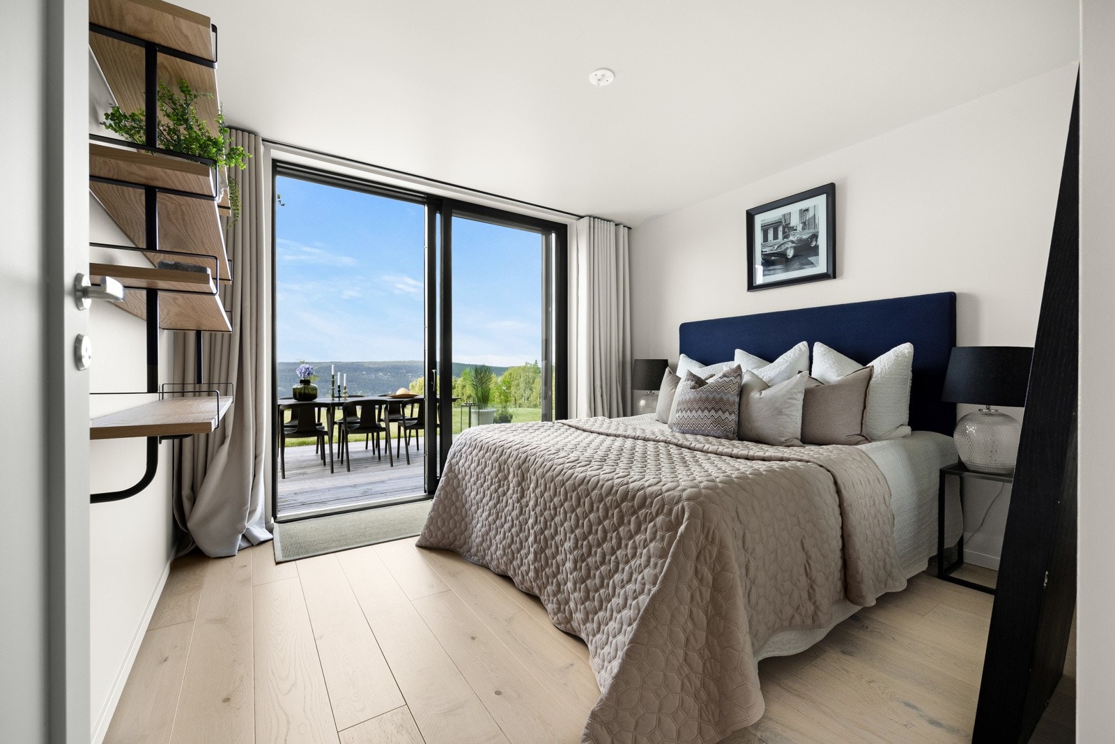 Fra det 3 soverommet i første etasje er det utgang til terrasse og hage. Galleribilde