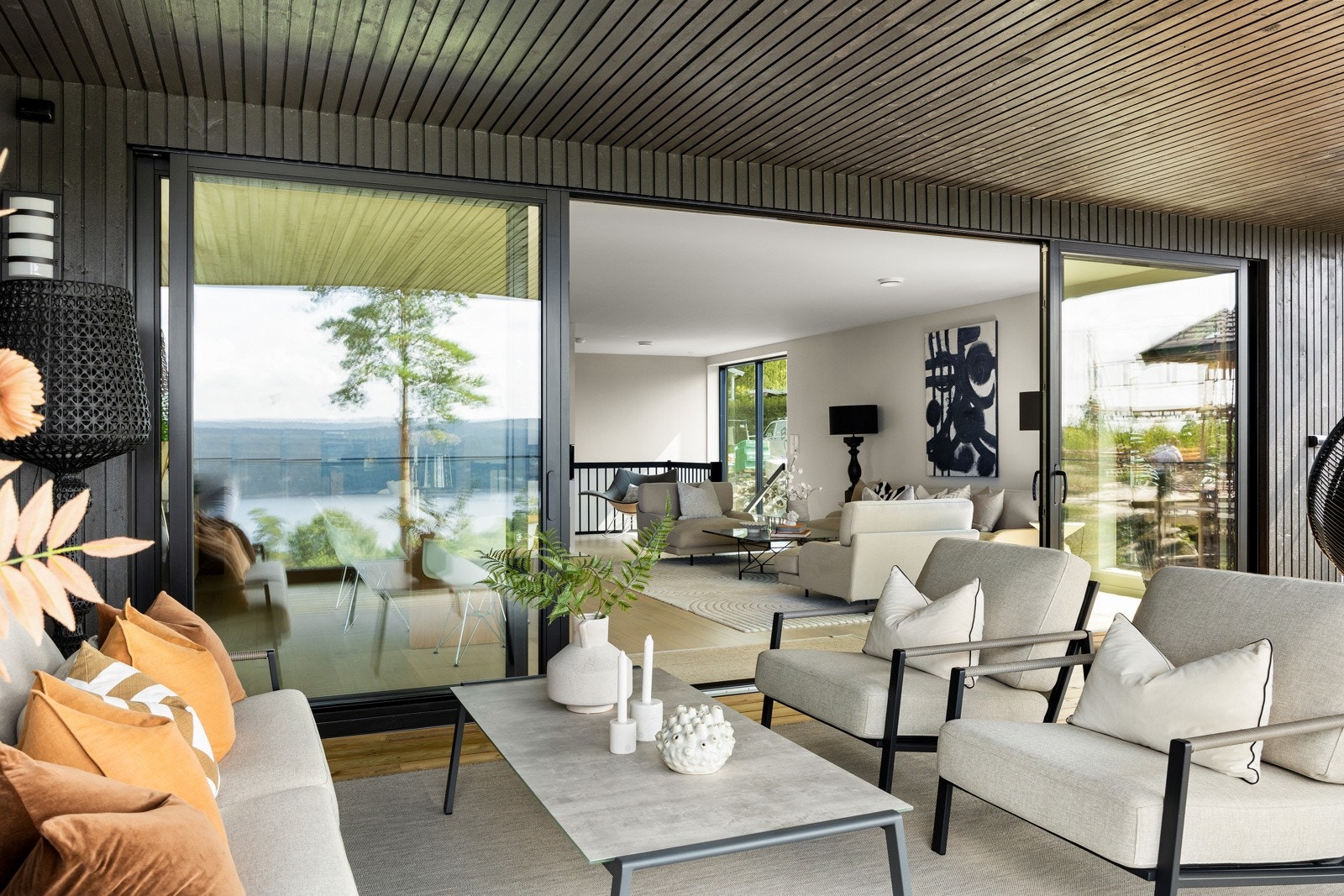 Her kan du nyte sene sommerkvelder på en stor overbygd terrasse. . Galleribilde