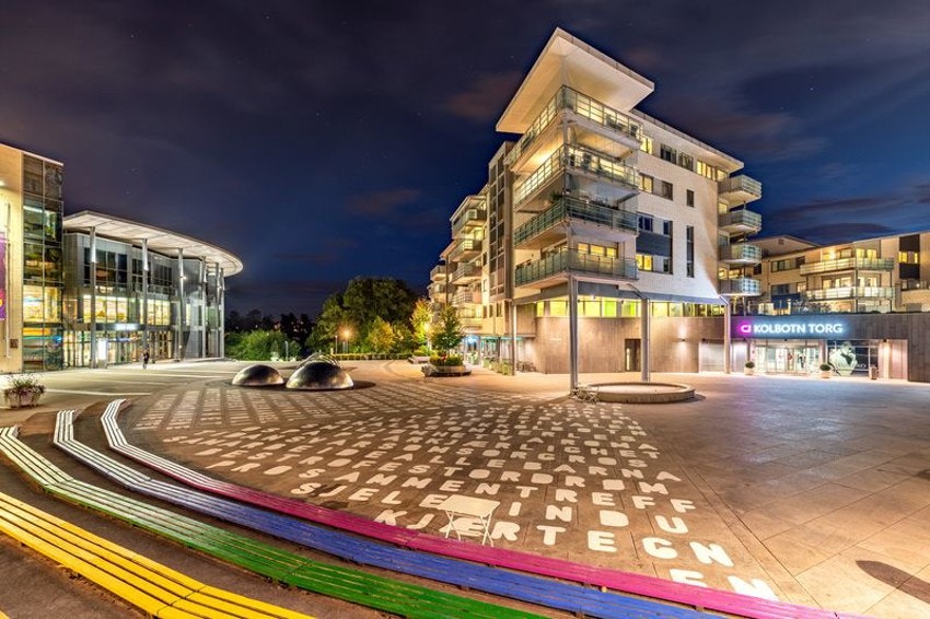 Det er kort vei til Kolbotn sentrum med gågater og kulturhus. Kolbotn Torg har 60 spennende butikker og restauranter, samt helse- og servicetjenester. Galleribilde