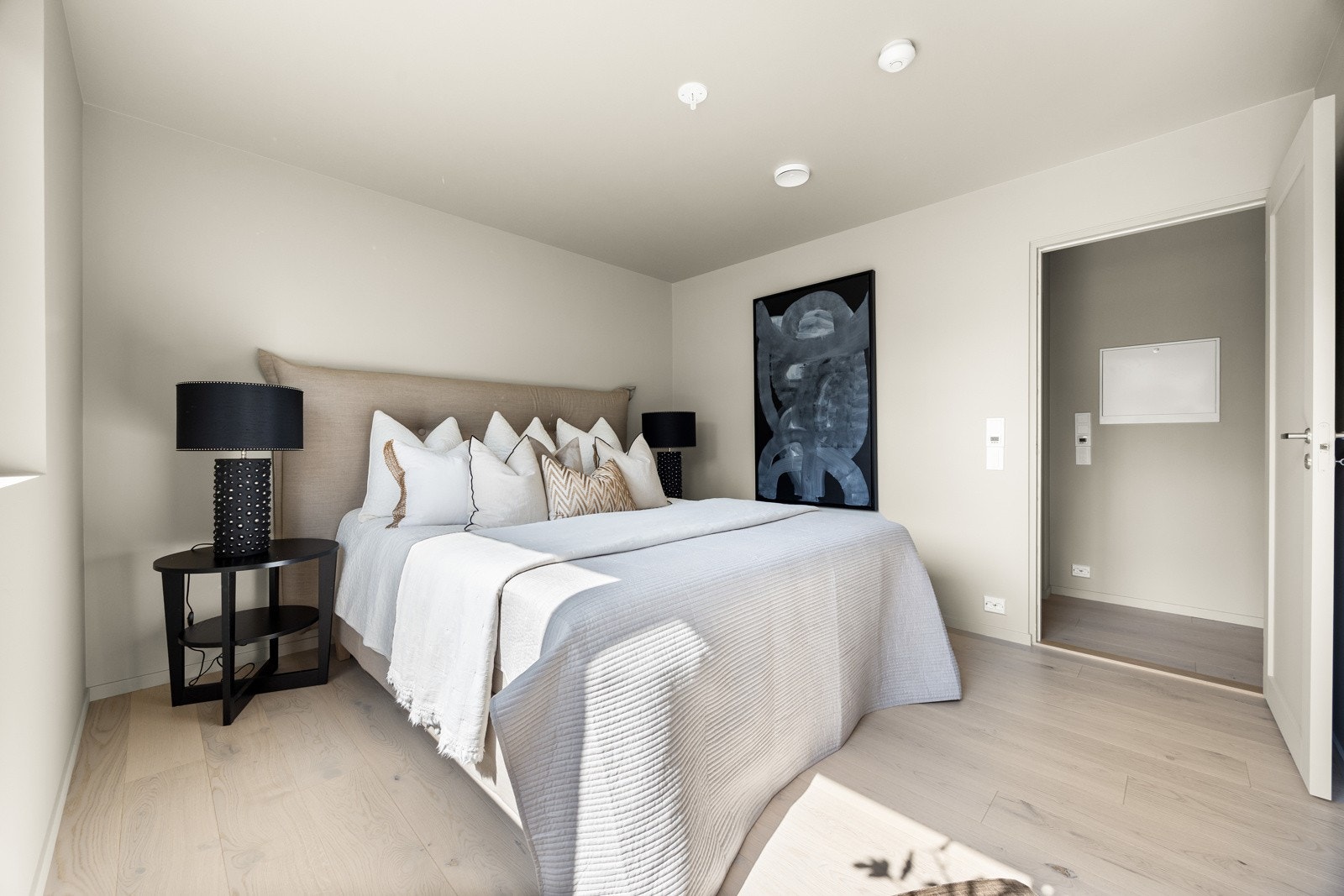 Mastersuiten består av soverom, bad og et romslig walk-in closet. Galleribilde