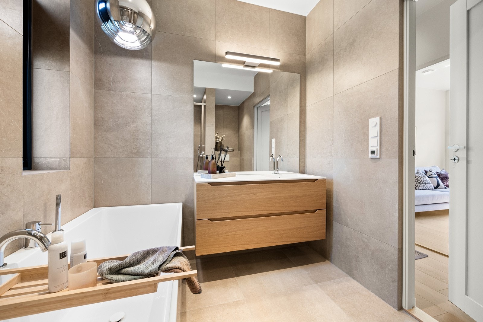 Det er montert lys i skuffene, og over servanten er det speil med belysning. Galleribilde