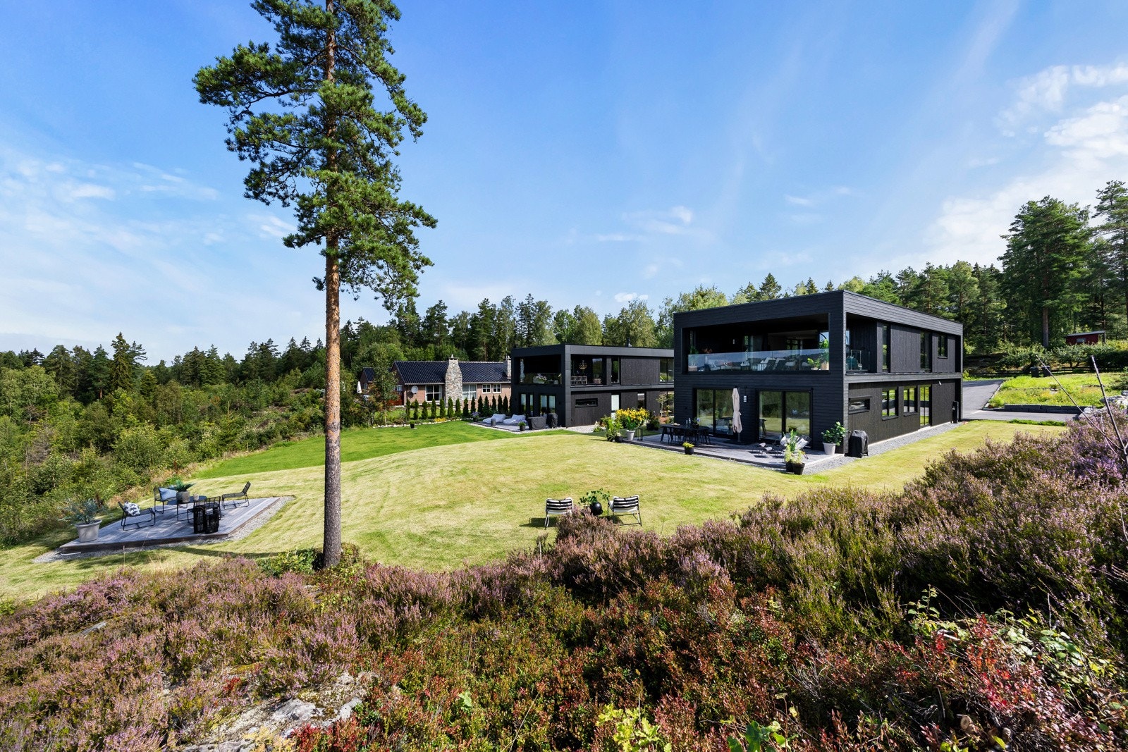 Det er rikelig med boltreplass for både liten og stor, og flere muligheter for fine uteplasser. Galleribilde