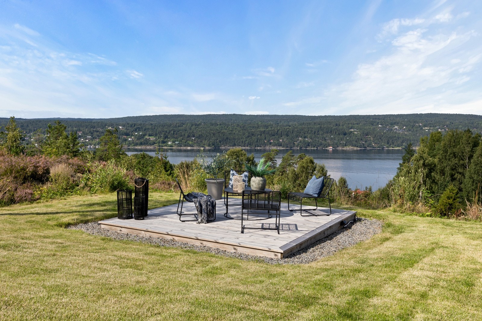 I den ene enden av hagen er det en frittliggende markterrasse på ca. 5 kvm med optimale sol- og utsiktsforhold. Galleribilde