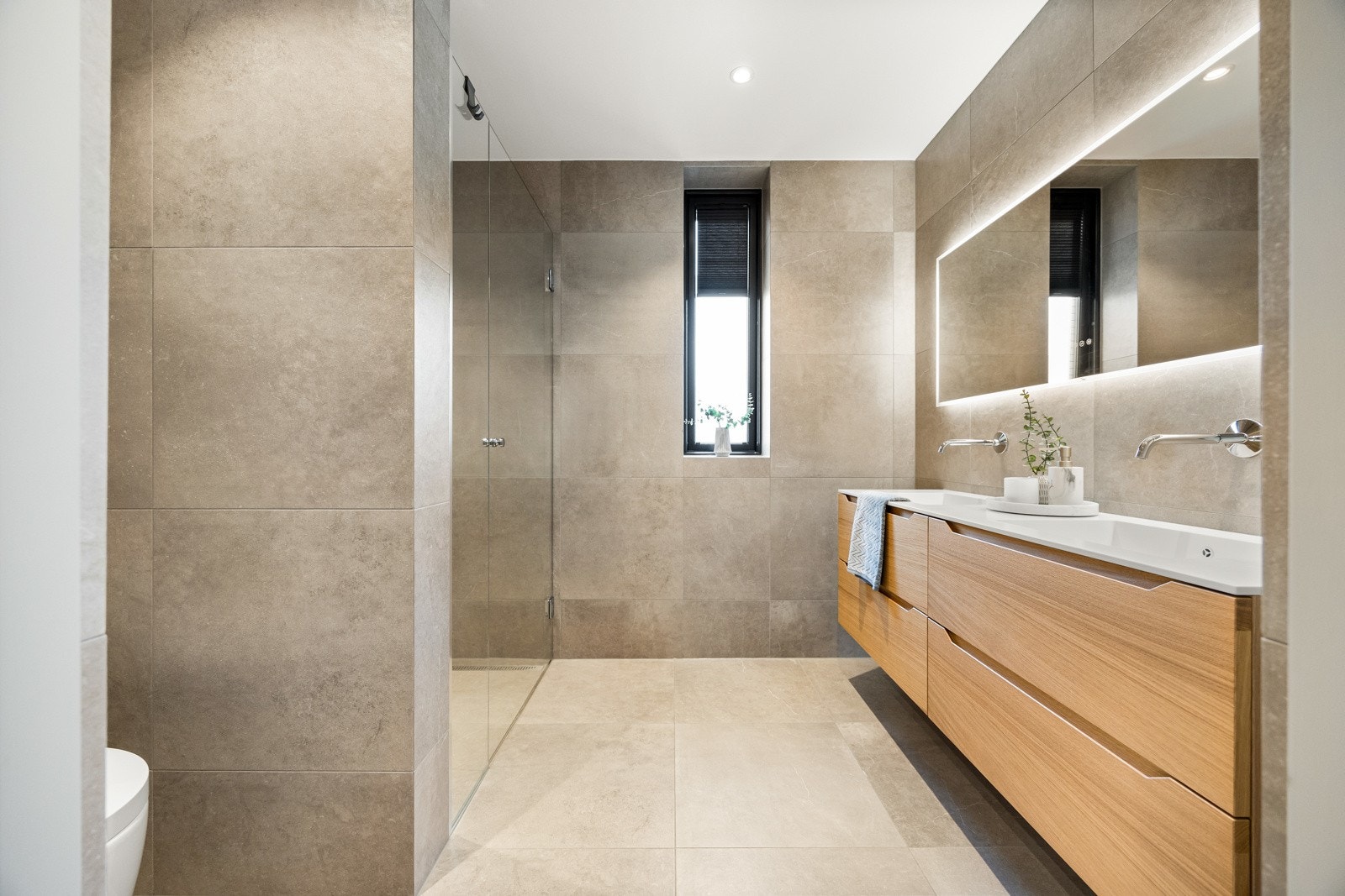 Badet i andre etasje ligger i tilknytning til hovedsoverommet (mastersuiten), og begge badene har flere flotte detaljer. Galleribilde