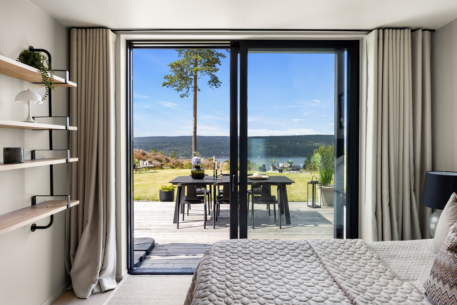 God utsikt over bunnefjorden fra boligens første etasje. Galleribilde