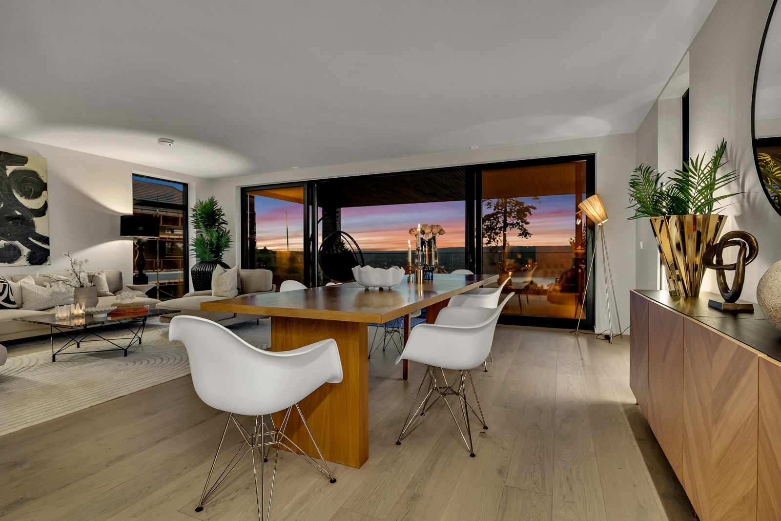 Stue og kjøkken ligger i åpen løsning i andre etasje, og det første du legger merke til er den flotte utsikten mot fjorden. Galleribilde