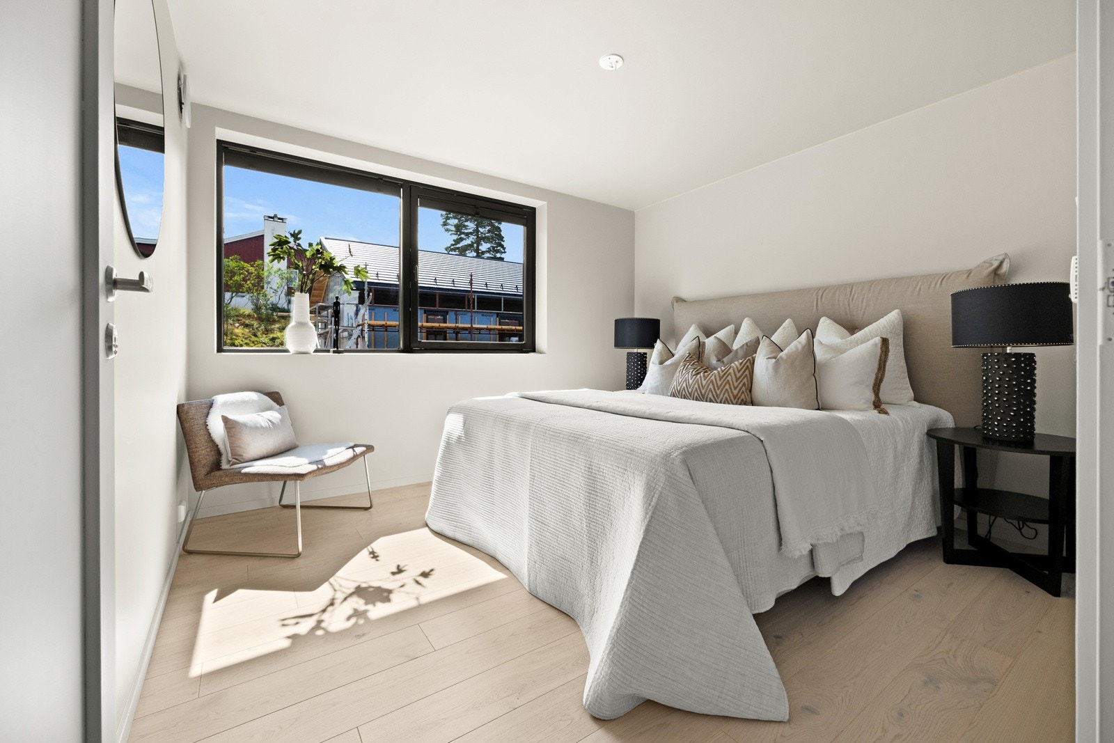 Alle rommene har enstavs eikeparkett på gulvet, pent malte vegger og god plass til møblement. Galleribilde