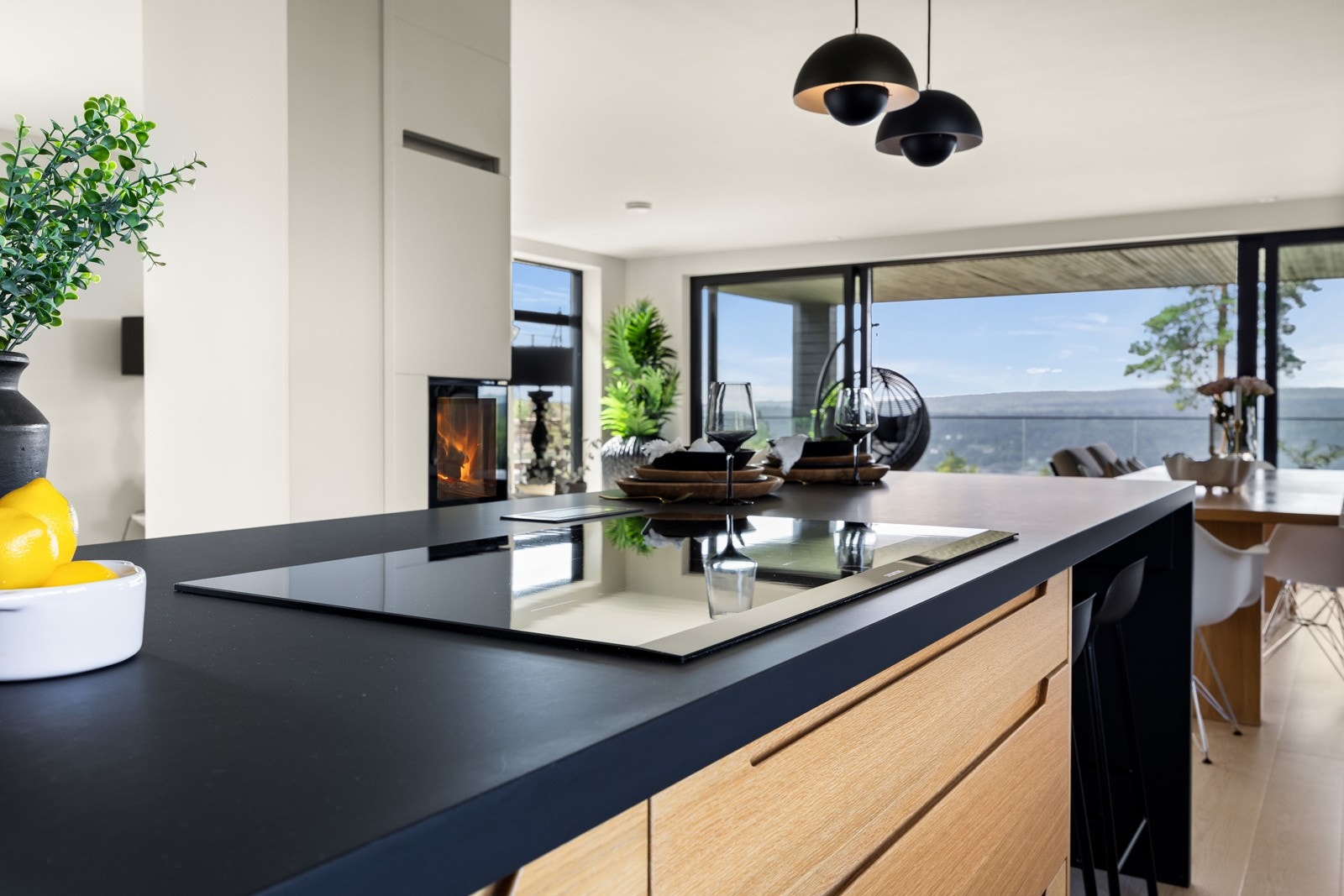 Over kokesonen er det montert komfyrvakt og ventilator, og det er montert lekkasjestopper i benken. Galleribilde