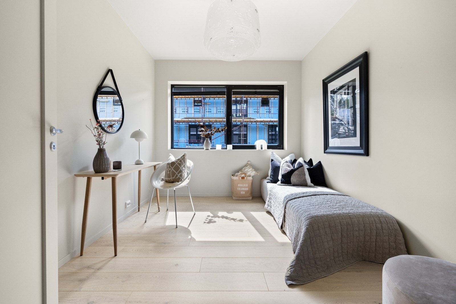 Soverom 1 første etajse. Alle rommene har enstavs eikeparkett på gulvet og pent malte vegger. Galleribilde