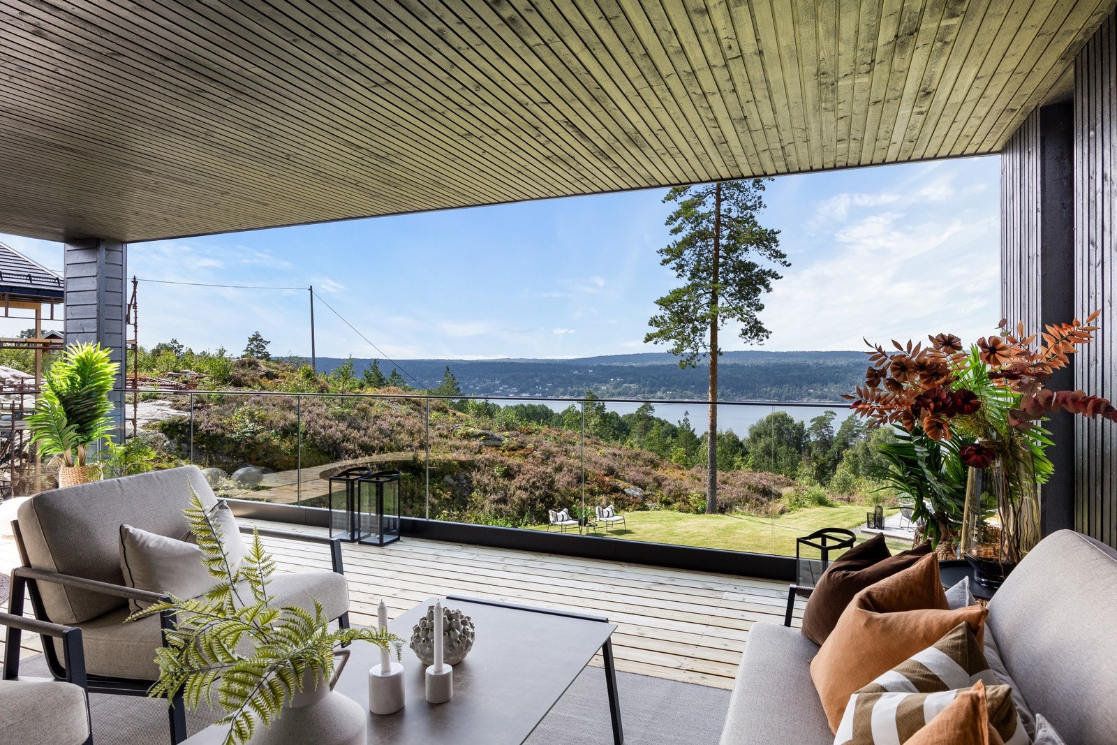 Terrassen har glassrekkverk, slik at utsikten kan nytes både ute og innenfra. Galleribilde