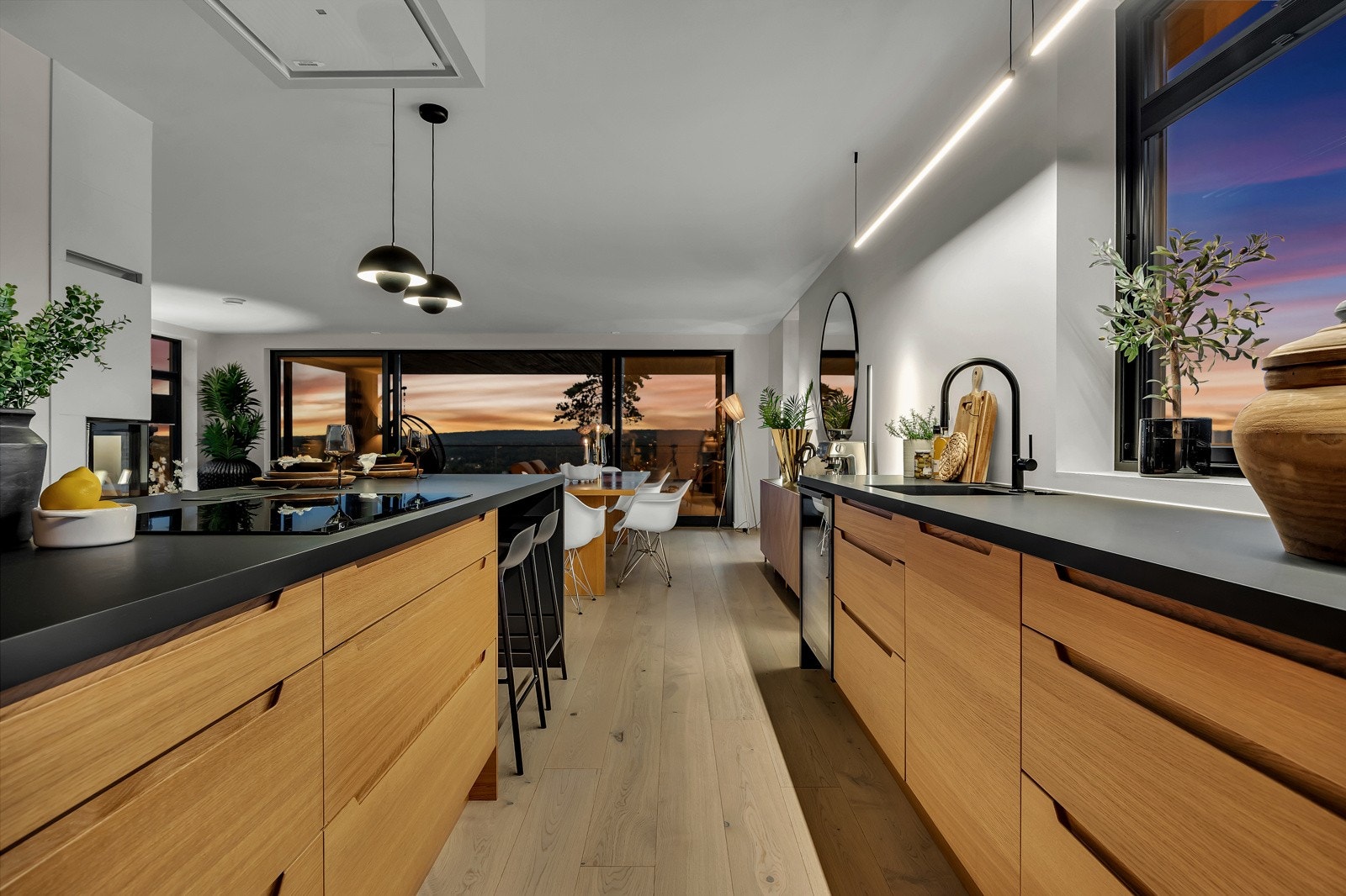 Kjøkkenet er fra Sigdal og har en eksklusiv stil med takhøy innredning og lekker kjøkkenøy. Galleribilde