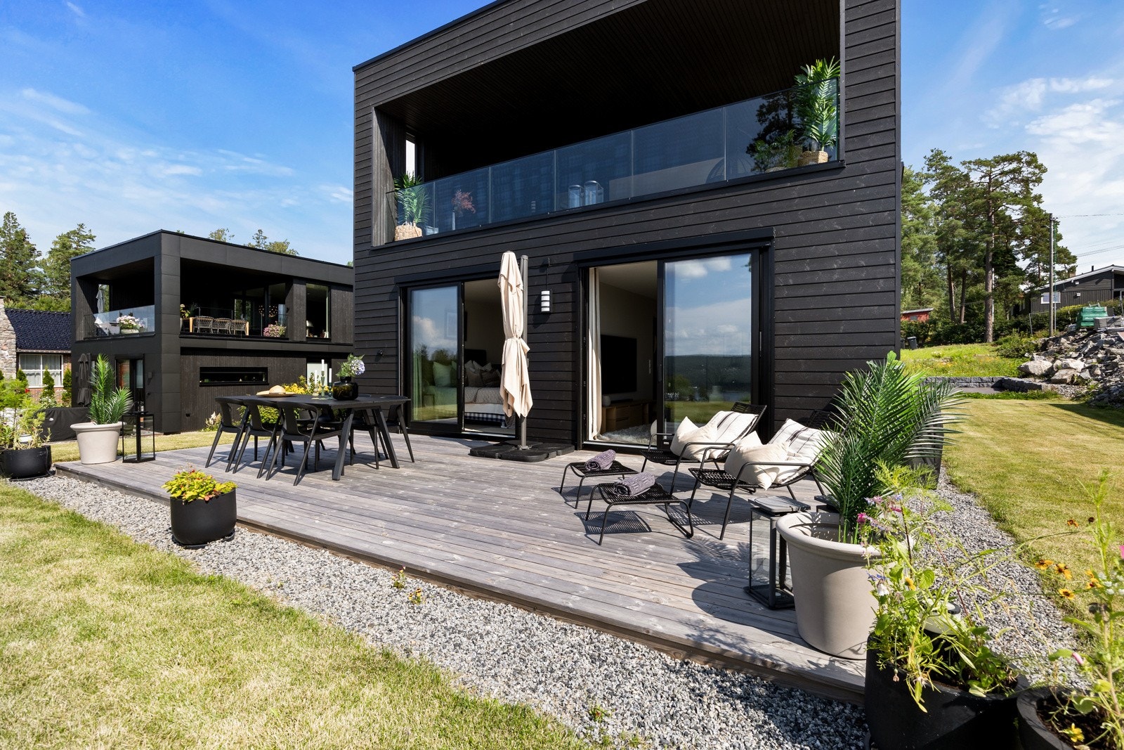 Fra første etasje er det utgang til en romslig terrasse på ca. 28 kvm, som også er en del av husets flotte fasade. Galleribilde
