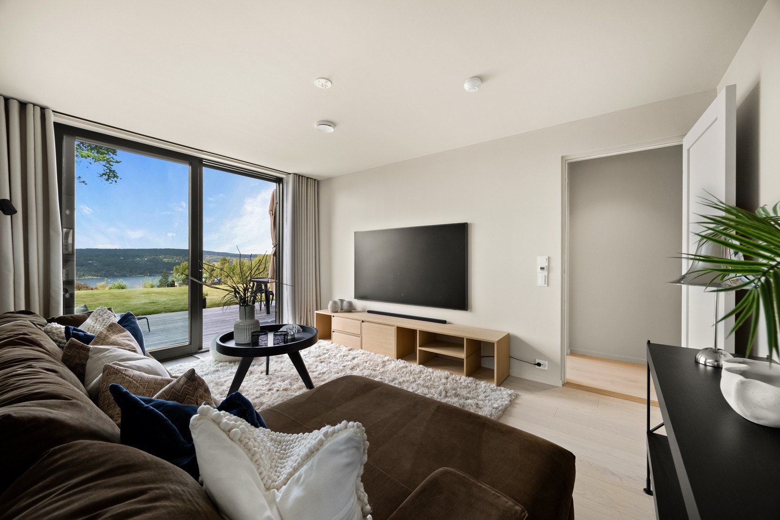 Rommet har enstavs eikeparkett, pent malte vegger og god plass til møblement. Galleribilde