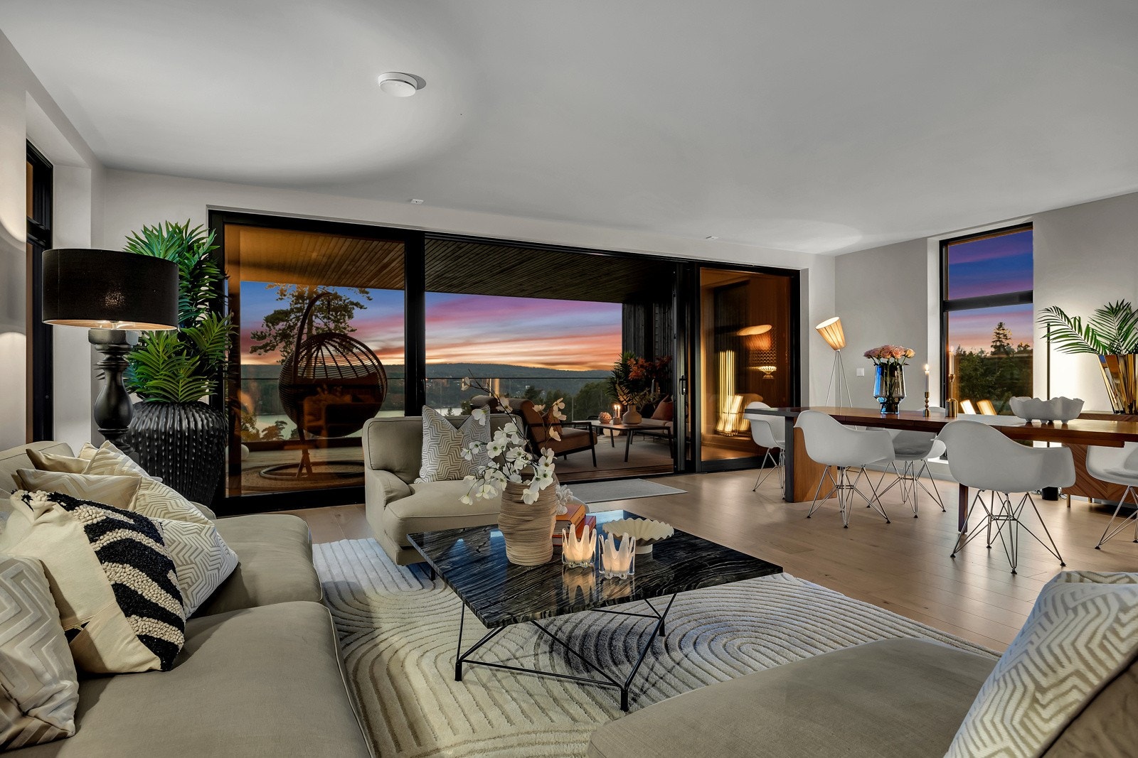 Rommet har store vindusflater noe som gir et fantastisk gjennomlys, og det er skyvedører i glass ut mot den overbygde terrassen. Galleribilde