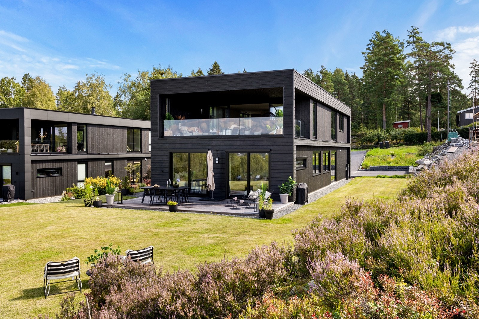 Boligen går over to etasjer med god planløsning, smakfull innredning og eksklusive løsninger. Galleribilde